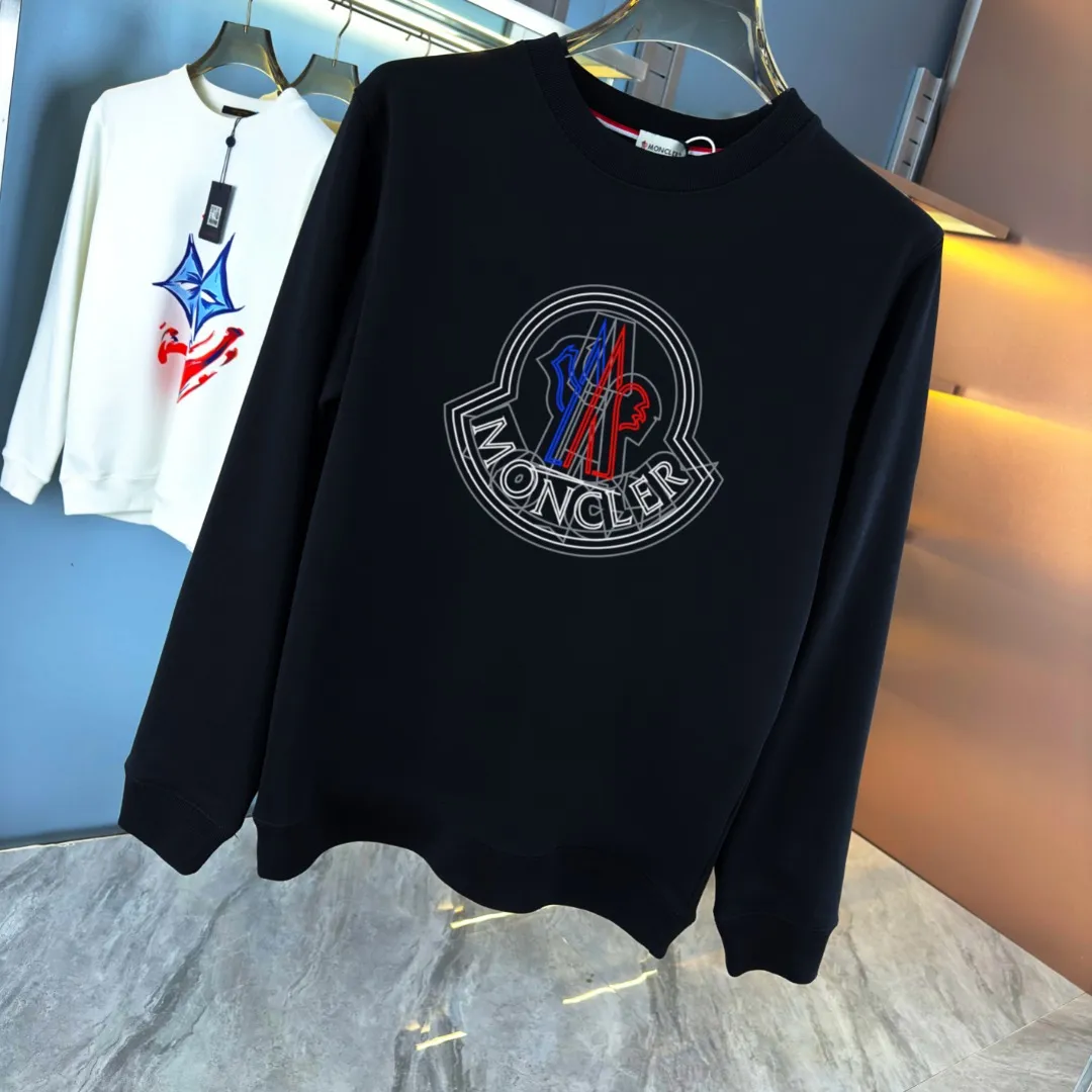 P210 high version sweatshirt) 📦With exclusive picture packaging📦 [Long-term ready stock] Upgraded version "Mobile phone smart sensor ~ NFC chip armband ~ Direct access to the official website anti-counterfeiting" 〖 𝐌𝐎𝐍𝐂𝐋𝐄𝐑 ~ Mouth covering〗 2025 new high quality, using 450g heavyweight fabric Different from the market currency, you can mix and match everything at will and you will be handsome😎The whole clothes is made of double waistcoats. The double waistcoats make the whole dress more three-dimensional. It is not an ordinary factory that can do such fine work. 2025 autumn and winter new style, on sale at the counter, exquisite printed round neck terry sweatshirt. High-end double-ply cotton. Customized stretch ribs are dyed in the same vat. Three standards are complete. It is matched with digital printing patterns and is very breathable. Same style for men and women. Color: black, white, apricot. Size: S M L XL 2XL