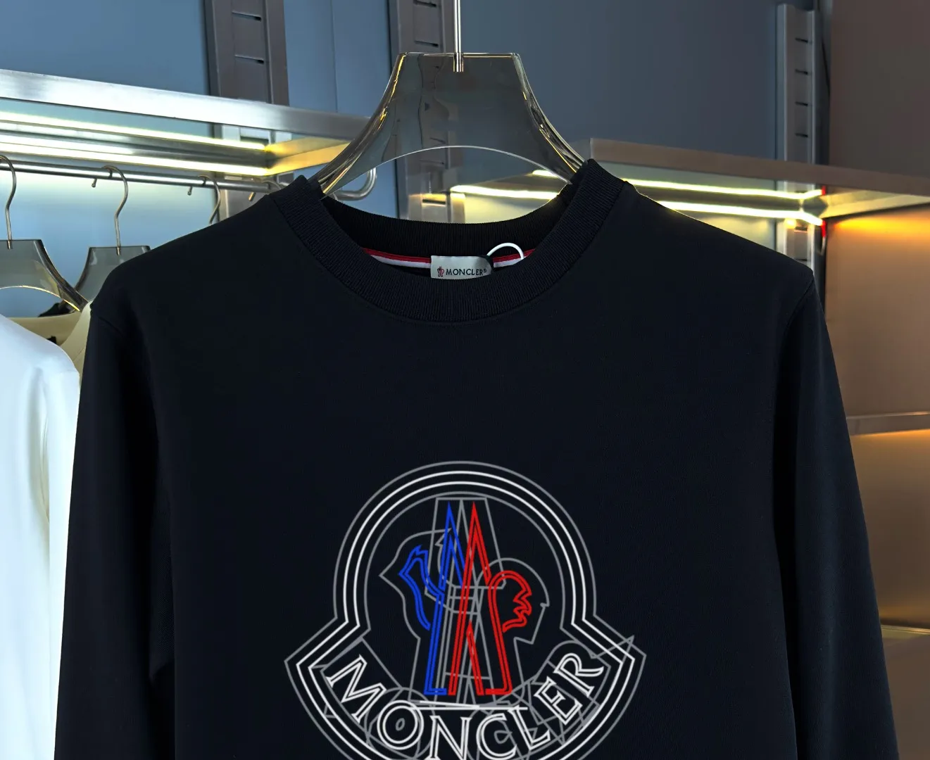 P210 high version sweatshirt) 📦With exclusive picture packaging📦 [Long-term ready stock] Upgraded version "Mobile phone smart sensor ~ NFC chip armband ~ Direct access to the official website anti-counterfeiting" 〖 𝐌𝐎𝐍𝐂𝐋𝐄𝐑 ~ Mouth covering〗 2025 new high quality, using 450g heavyweight fabric Different from the market currency, you can mix and match everything at will and you will be handsome😎The whole clothes is made of double waistcoats. The double waistcoats make the whole dress more three-dimensional. It is not an ordinary factory that can do such fine work. 2025 autumn and winter new style, on sale at the counter, exquisite printed round neck terry sweatshirt. High-end double-ply cotton. Customized stretch ribs are dyed in the same vat. Three standards are complete. It is matched with digital printing patterns and is very breathable. Same style for men and women. Color: black, white, apricot. Size: S M L XL 2XL