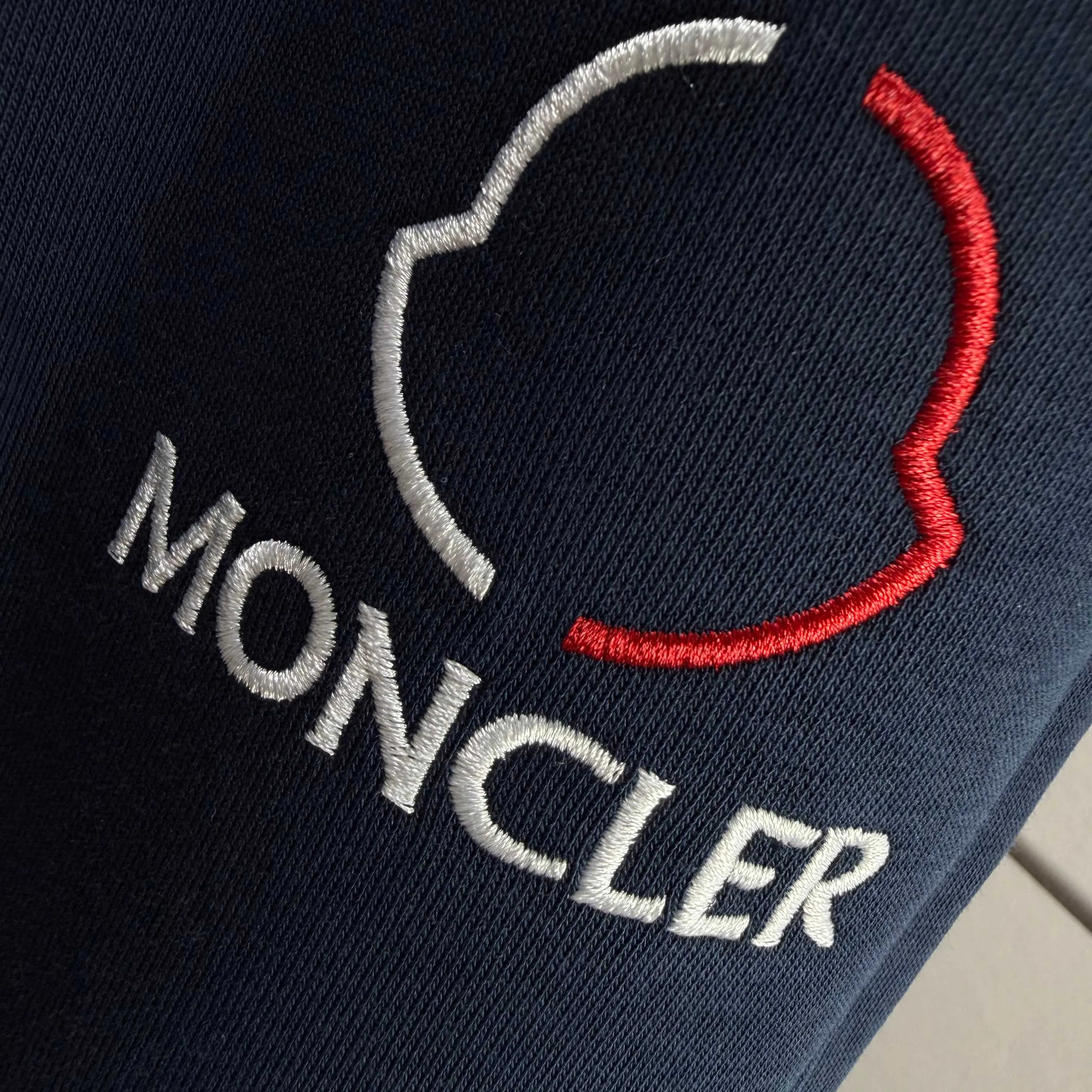 P310 MONCLER* Mouthless 2025 new autumn embroidered classic flat-legged casual sweatpants, same style for men and women. The fabric is made of 380g high-density double-sided Chinese custom fabric. No deformation, no shrinkage, three-dimensional drape. Color: black, navy blue, size: M-XXXL