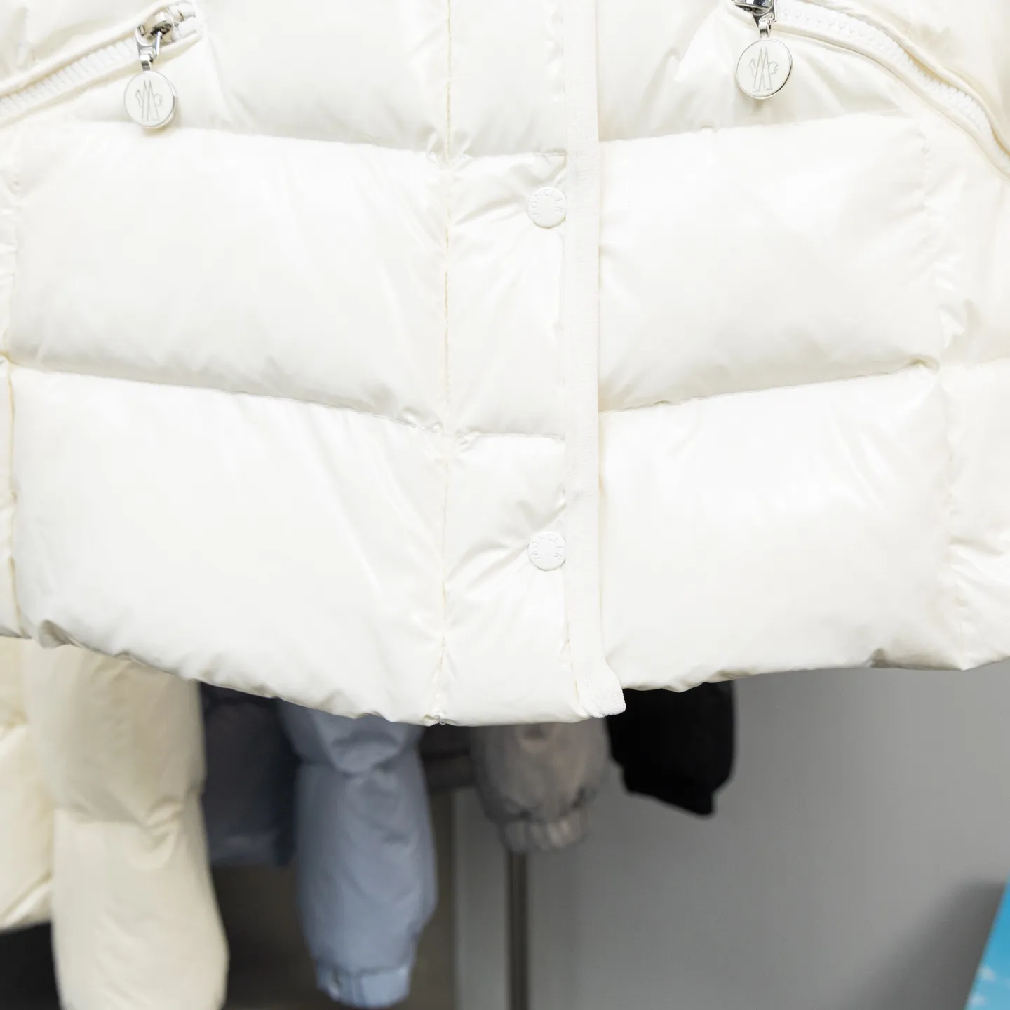 P800 2025 new autumn and winter style 🆕Moncler Meng Mouth Barante women's short hooded down and waisted jacket, huge slim waisted down jacket, using nylon oil-wax leather micro-wrinkling technology to make the whole dress show a high-end effect while being fashionable and easy to take care of. The detailed hardware is a new model with the same color and simple upper body, clean, slimming, age-reducing, fashionable, not bloated and warm. Color: cherry blossom pink, cream white, cool black