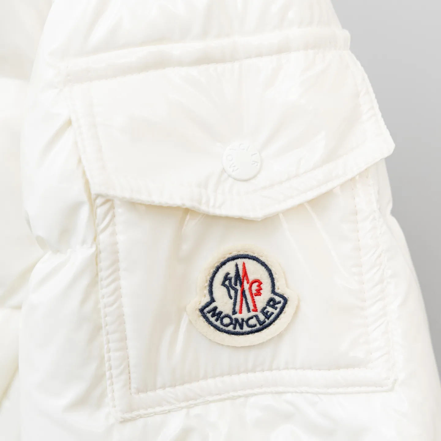P800 2025 new autumn and winter style 🆕Moncler Meng Mouth Barante women's short hooded down and waisted jacket, huge slim waisted down jacket, using nylon oil-wax leather micro-wrinkling technology to make the whole dress show a high-end effect while being fashionable and easy to take care of. The detailed hardware is a new model with the same color and simple upper body, clean, slimming, age-reducing, fashionable, not bloated and warm. Color: cherry blossom pink, cream white, cool black