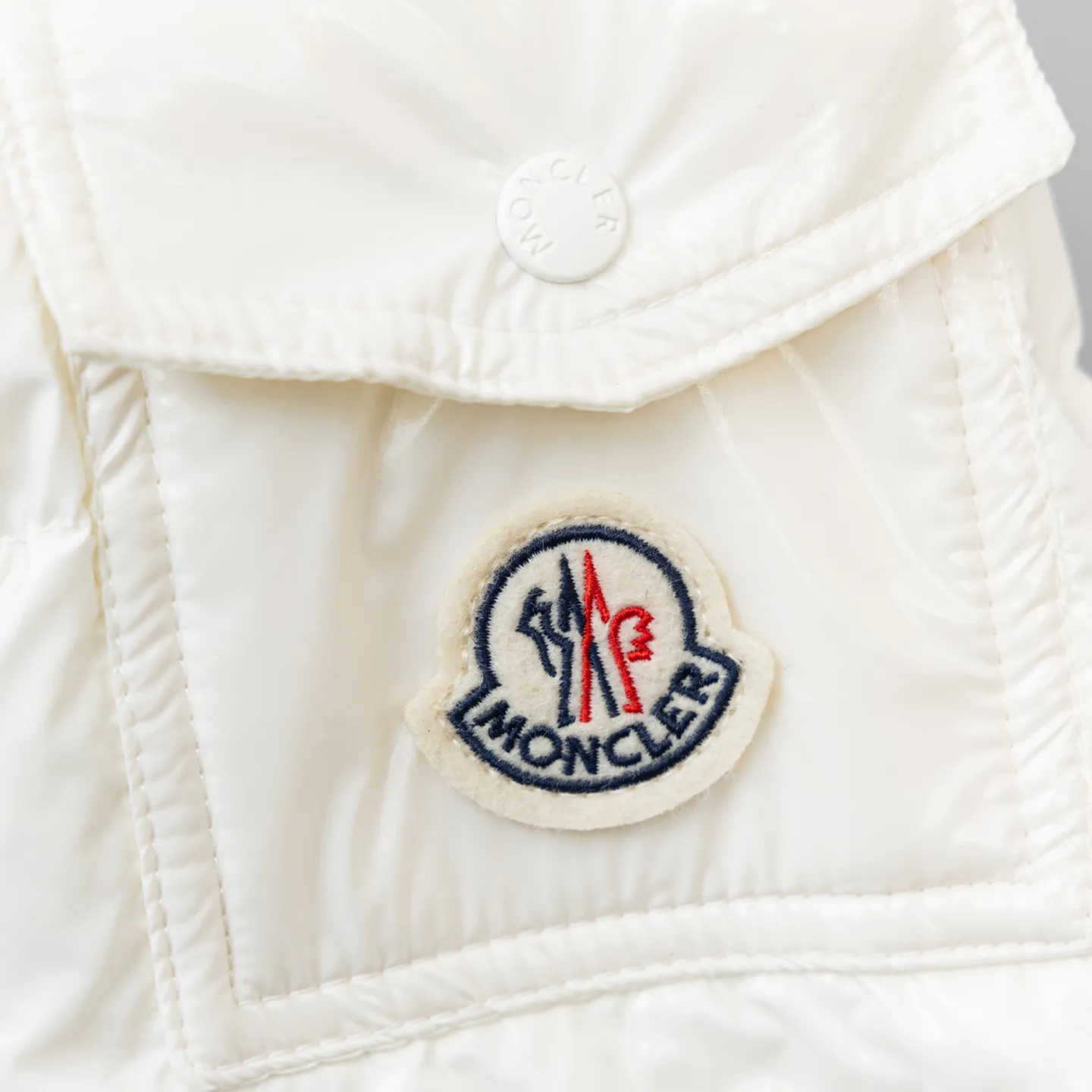P800 2025 new autumn and winter style 🆕Moncler Meng Mouth Barante women's short hooded down and waisted jacket, huge slim waisted down jacket, using nylon oil-wax leather micro-wrinkling technology to make the whole dress show a high-end effect while being fashionable and easy to take care of. The detailed hardware is a new model with the same color and simple upper body, clean, slimming, age-reducing, fashionable, not bloated and warm. Color: cherry blossom pink, cream white, cool black