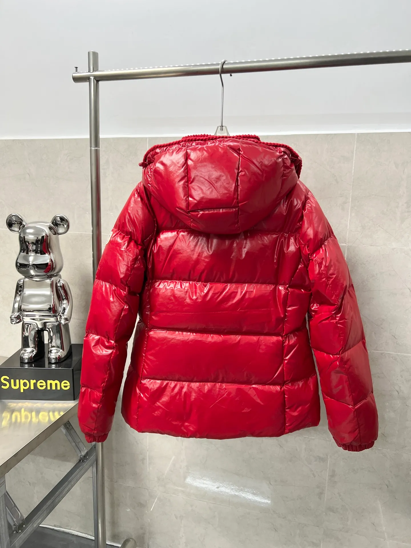 P920 Moncler Mouth GLAREINS Small Waist Hooded Floral Hem Small Waist Small Pocket Down Jacket The upgraded version of the small waist UP!! It is still a super slim waist style, with no-wash imitation wax leather fabric, and the brim collar and placket are matched with the same color twist braid design. It is full of elegance and suitable for various exquisite styles. A full set of hardware accessories, customized color matching snap buttons and sliders, 90 velvet filling. White Moonlight among the hottest items! Color: White Blue Red Size: 0123