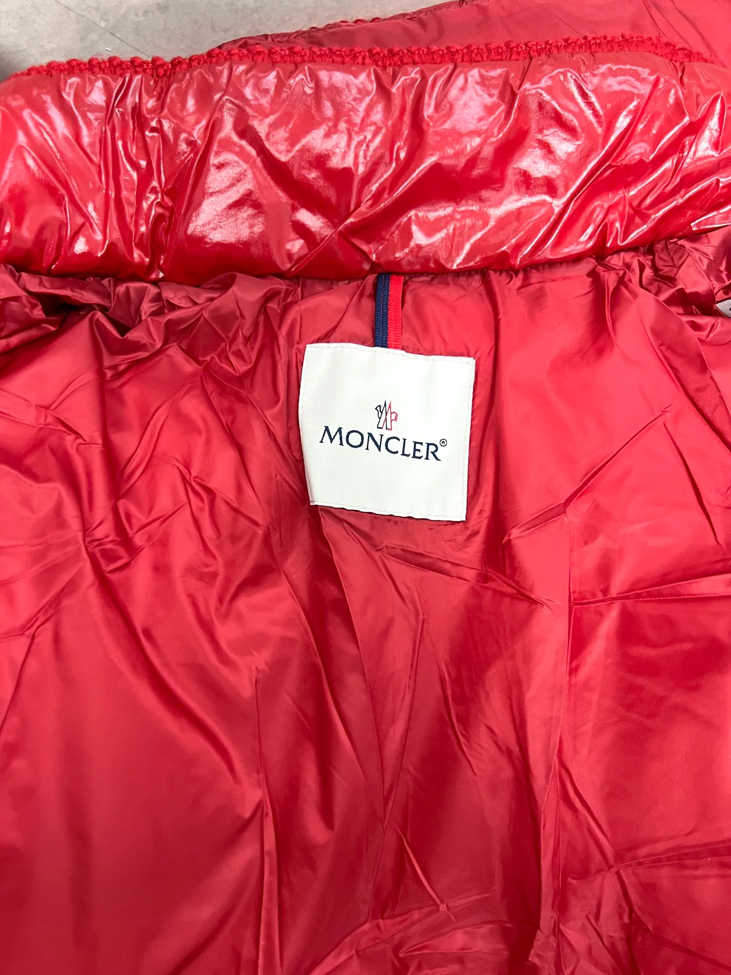 P920 Moncler Mouth GLAREINS Small Waist Hooded Floral Hem Small Waist Small Pocket Down Jacket The upgraded version of the small waist UP!! It is still a super slim waist style, with no-wash imitation wax leather fabric, and the brim collar and placket are matched with the same color twist braid design. It is full of elegance and suitable for various exquisite styles. A full set of hardware accessories, customized color matching snap buttons and sliders, 90 velvet filling. White Moonlight among the hottest items! Color: White Blue Red Size: 0123