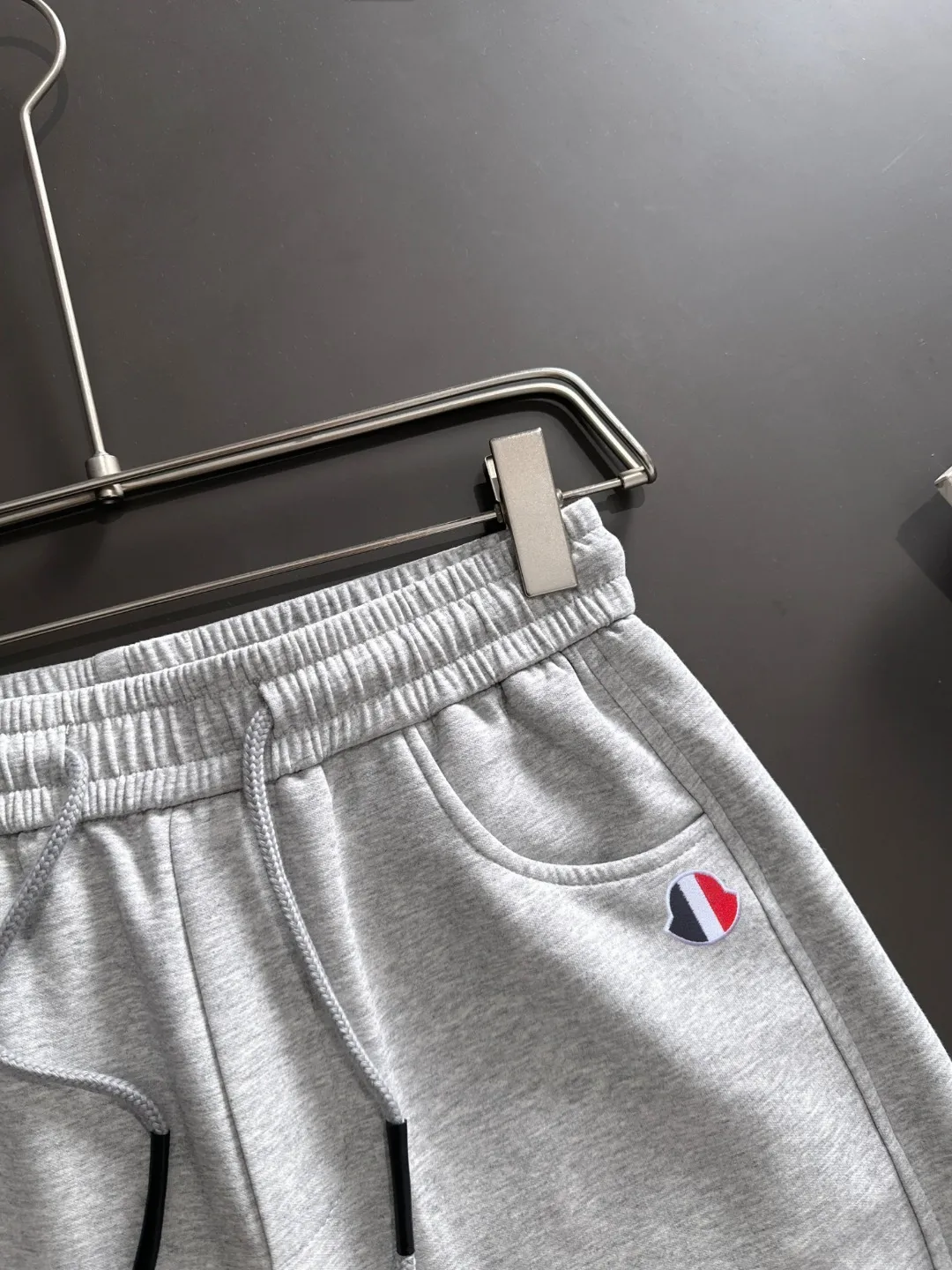 Next day shipment P360 MONCLER/Mongoose Exclusive first release of 25ss autumn and winter new high-quality trousers Compare real-life details at will A perfect choice for autumn and winter, a must-have item. Sizes: M to 3XL (please state your height and weight when placing an order)