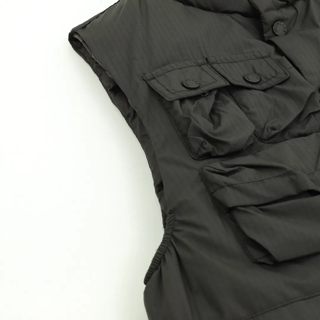 P1180 Moncler Grenoble Tongass down outdoor vest. High-end black label series. Original replacement fabric. Premium gooseneck filling. The Tongass down vest provides protection without being heavy and is designed for outdoor activities in mild weather.  The Tongass down vest is the result of research into lightweight performance outerwear. Functional fabric is tight and durable without adding extra weight. Equipped with large practical pockets and carabiner to reduce the amount of your carry-on luggage Color: light brown/black 𝐒𝐢𝐳𝐞:𝟏-5