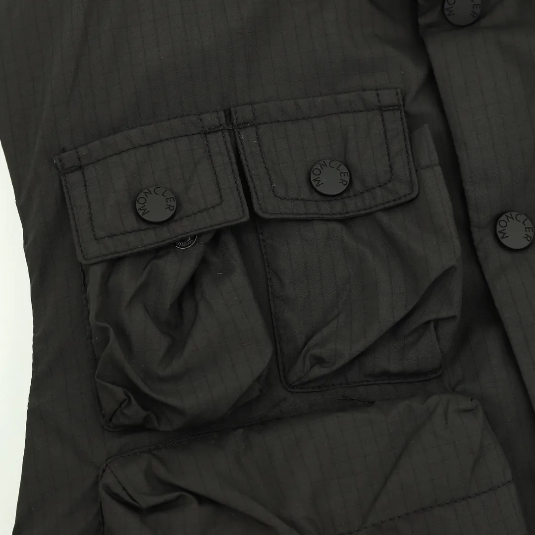 P1180 Moncler Grenoble Tongass down outdoor vest. High-end black label series. Original replacement fabric. Premium gooseneck filling. The Tongass down vest provides protection without being heavy and is designed for outdoor activities in mild weather.  The Tongass down vest is the result of research into lightweight performance outerwear. Functional fabric is tight and durable without adding extra weight. Equipped with large practical pockets and carabiner to reduce the amount of your carry-on luggage Color: light brown/black 𝐒𝐢𝐳𝐞:𝟏-5