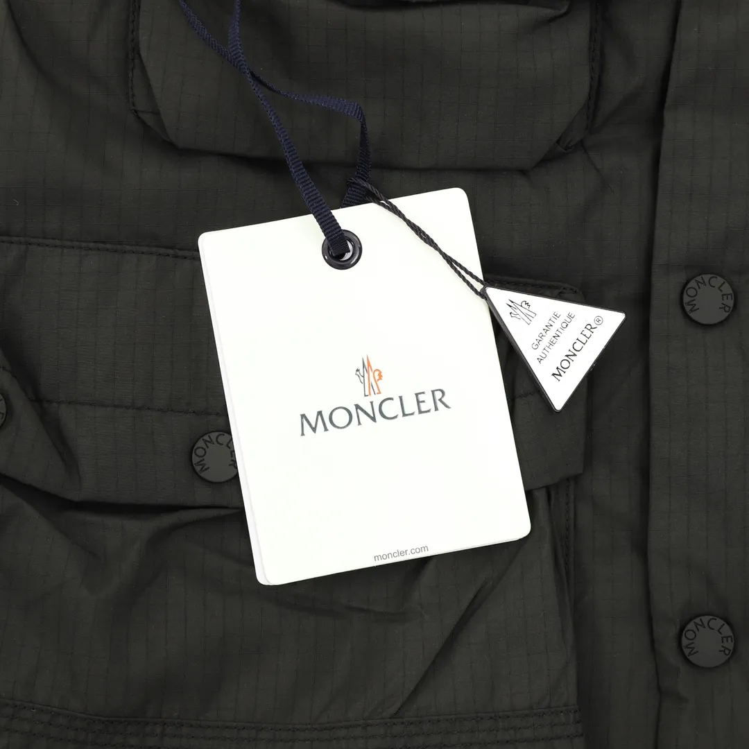 P1180 Moncler Grenoble Tongass down outdoor vest. High-end black label series. Original replacement fabric. Premium gooseneck filling. The Tongass down vest provides protection without being heavy and is designed for outdoor activities in mild weather.  The Tongass down vest is the result of research into lightweight performance outerwear. Functional fabric is tight and durable without adding extra weight. Equipped with large practical pockets and carabiner to reduce the amount of your carry-on luggage Color: light brown/black 𝐒𝐢𝐳𝐞:𝟏-5