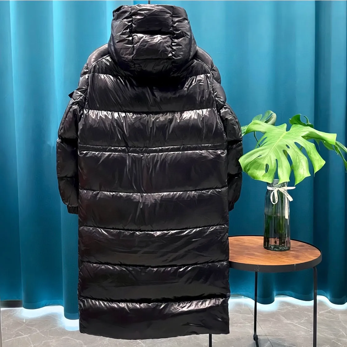 P900 Moncler ➡️Male Maire long matte black down jacket for women, perfect for keeping out the cold! Yuhuang Winter Extra Long Hooded Down Jacket There are thousands of styles of down jackets. As the king at the pinnacle of the down industry, Yuhuang Family will be included in the key repurchase list every year!  Because no matter how cold the wind is and the cold is unbearable, Yuhuang will always accompany you to give you warmth and resist the cold wave!  Made of pure European standard 90% goose down + 10% feathers. Real European standard goose down🦢 When you get the clothes, you can feel the filling and fullness of the down jacket. It is really not on the same level as the market products... The down content is the highest level in the industry. The raw materials are well invested. The best neck down on the goose is selected. The down is light, thin, soft and warm. It is very healing, comfortable and breathable, and as warm as a lover’s hug!  The shiny fabric design is noble and elegant, highlighting the texture! If you touch it with your fingers, you will definitely be conquered by its invincible texture, which is fluffy but not bloated! Everything is Yuhuang’s craftsmanship. Highly praised. It’s extremely eye-catching!