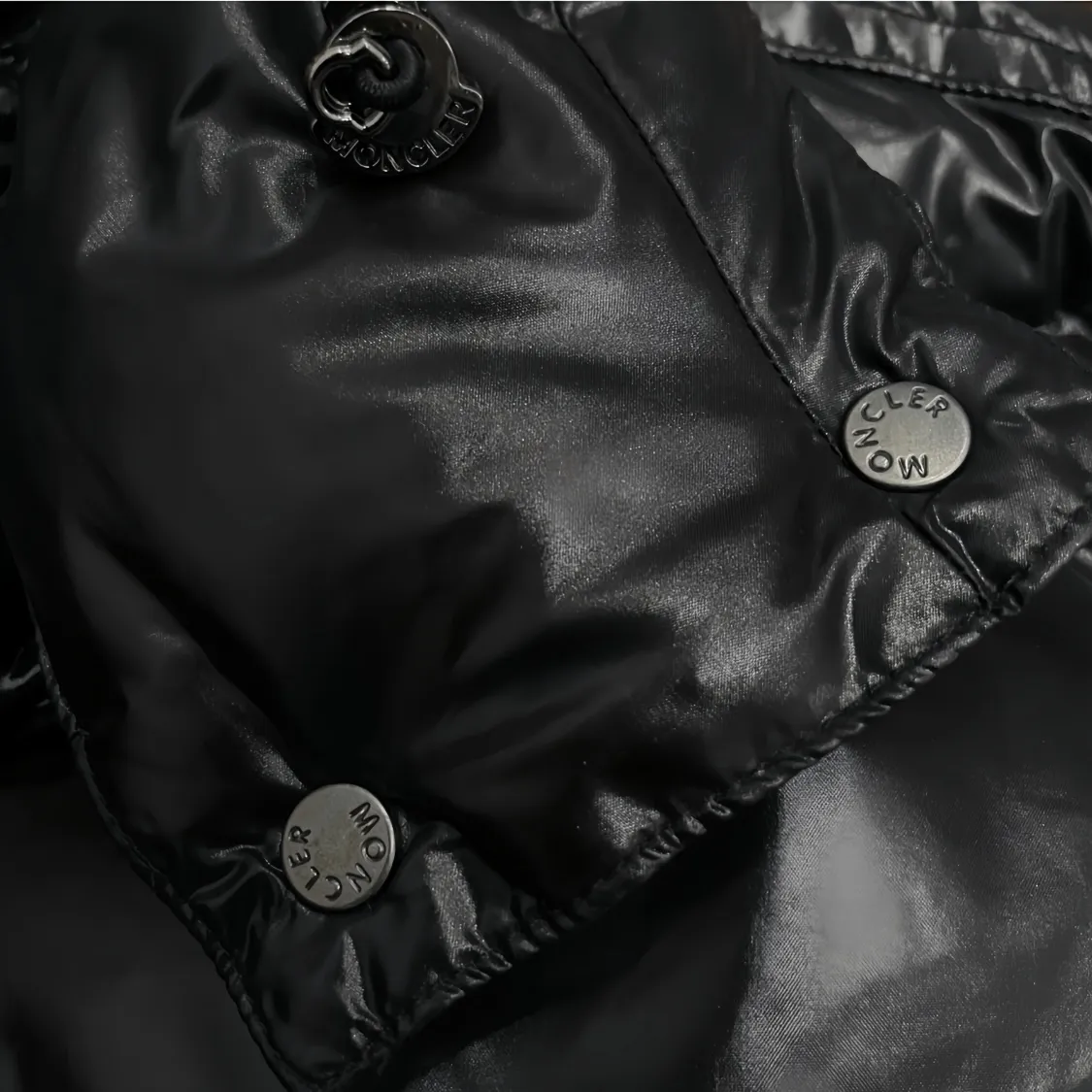 P900 Moncler ➡️Male Maire long matte black down jacket for women, perfect for keeping out the cold! Yuhuang Winter Extra Long Hooded Down Jacket There are thousands of styles of down jackets. As the king at the pinnacle of the down industry, Yuhuang Family will be included in the key repurchase list every year!  Because no matter how cold the wind is and the cold is unbearable, Yuhuang will always accompany you to give you warmth and resist the cold wave!  Made of pure European standard 90% goose down + 10% feathers. Real European standard goose down🦢 When you get the clothes, you can feel the filling and fullness of the down jacket. It is really not on the same level as the market products... The down content is the highest level in the industry. The raw materials are well invested. The best neck down on the goose is selected. The down is light, thin, soft and warm. It is very healing, comfortable and breathable, and as warm as a lover’s hug!  The shiny fabric design is noble and elegant, highlighting the texture! If you touch it with your fingers, you will definitely be conquered by its invincible texture, which is fluffy but not bloated! Everything is Yuhuang’s craftsmanship. Highly praised. It’s extremely eye-catching!