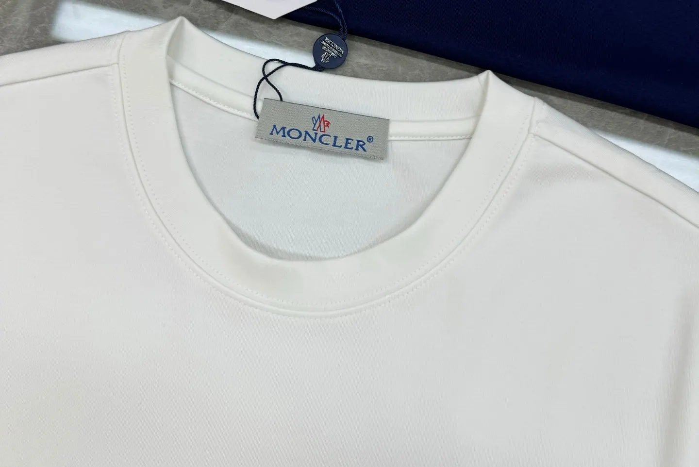 P160 Moncler 25s new modal T-shirt. Brand letter logo printing design. Graffiti shape. Presenting special features. Classic small hat at the cuff position. Clean, refreshing and simple. Recommended items for any age [Fireworks] regular version! Custom-made 250g modal comb fabric, the surface is skin-friendly and smooth, and the body is as comfortable as a baby! Color: Black. White. Size: M-3XL (S and 4Xl can be customized) 175/140 catties recommended L