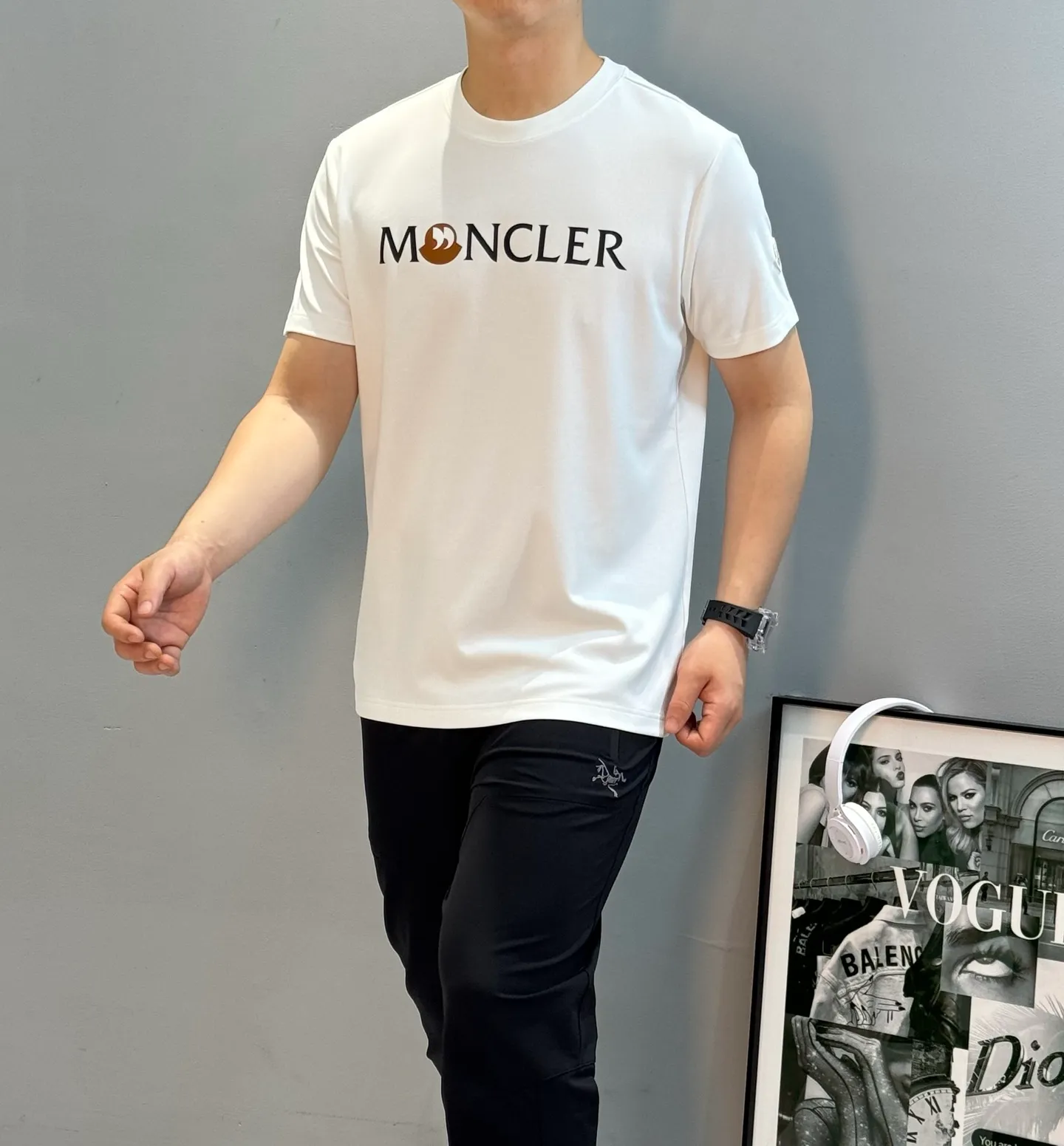 P160 Moncler 25s new modal T-shirt. Brand letter logo printing design. Graffiti shape. Presenting special features. Classic small hat at the cuff position. Clean, refreshing and simple. Recommended items for any age [Fireworks] regular version! Custom-made 250g modal comb fabric, the surface is skin-friendly and smooth, and the body is as comfortable as a baby! Color: Black. White. Size: M-3XL (S and 4Xl can be customized) 175/140 catties recommended L