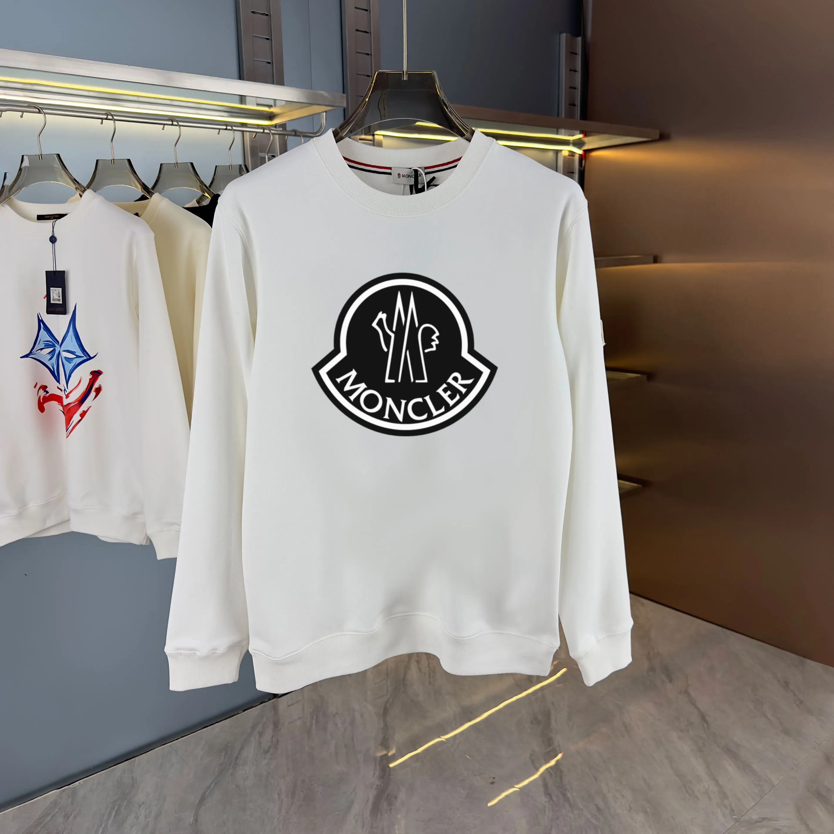 P210 High-version sweatshirt) [Long-term stock] 〖𝐌𝐎𝐍𝐂𝐋𝐄𝐑~Mask〗 Made of 440g heavy-weight fabric. It is different from the market currency. It can be matched with any variety and is properly handsome. 😎The whole dress is made of double waistcoats. The double waistcoats make the whole dress more three-dimensional. Not ordinary factories can do such fine work. 2025 Spring runway version of the T stage, on sale at the counter, round neck terry sweatshirt, high-end double-strand pure cotton, custom-made stretch ribs, dyed in the same vat, complete with three standards, matched with exquisite embroidered LOGO on the chest, simple and advanced, same style for men and women. Color: black, apricot, white, size: S M L XL 2XL