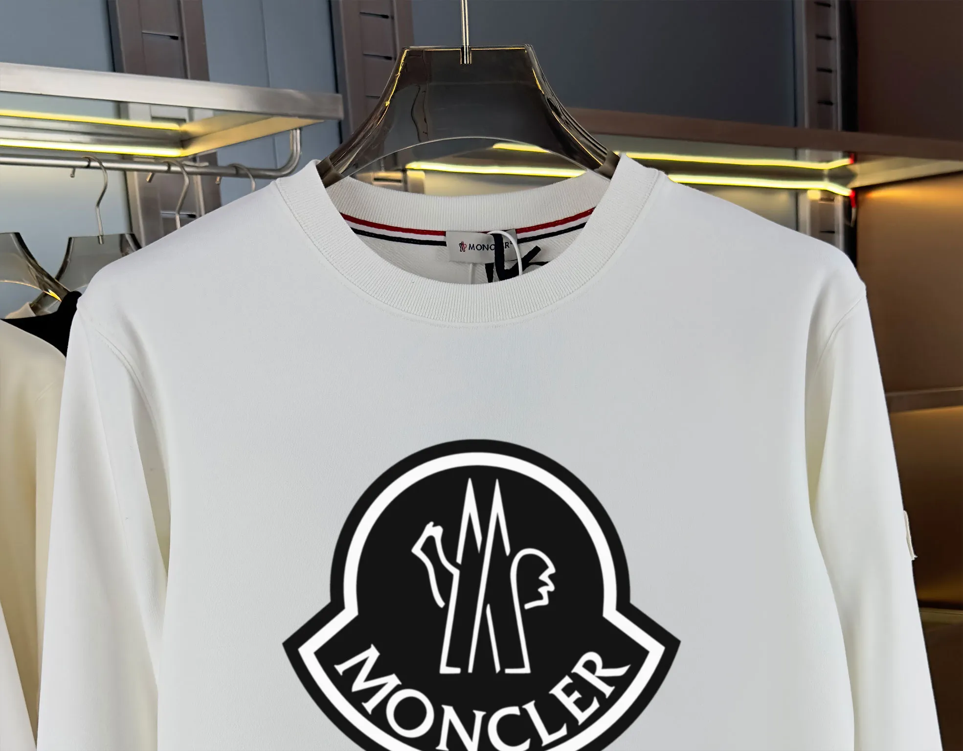 P210 High-version sweatshirt) [Long-term stock] 〖𝐌𝐎𝐍𝐂𝐋𝐄𝐑~Mask〗 Made of 440g heavy-weight fabric. It is different from the market currency. It can be matched with any variety and is properly handsome. 😎The whole dress is made of double waistcoats. The double waistcoats make the whole dress more three-dimensional. Not ordinary factories can do such fine work. 2025 Spring runway version of the T stage, on sale at the counter, round neck terry sweatshirt, high-end double-strand pure cotton, custom-made stretch ribs, dyed in the same vat, complete with three standards, matched with exquisite embroidered LOGO on the chest, simple and advanced, same style for men and women. Color: black, apricot, white, size: S M L XL 2XL
