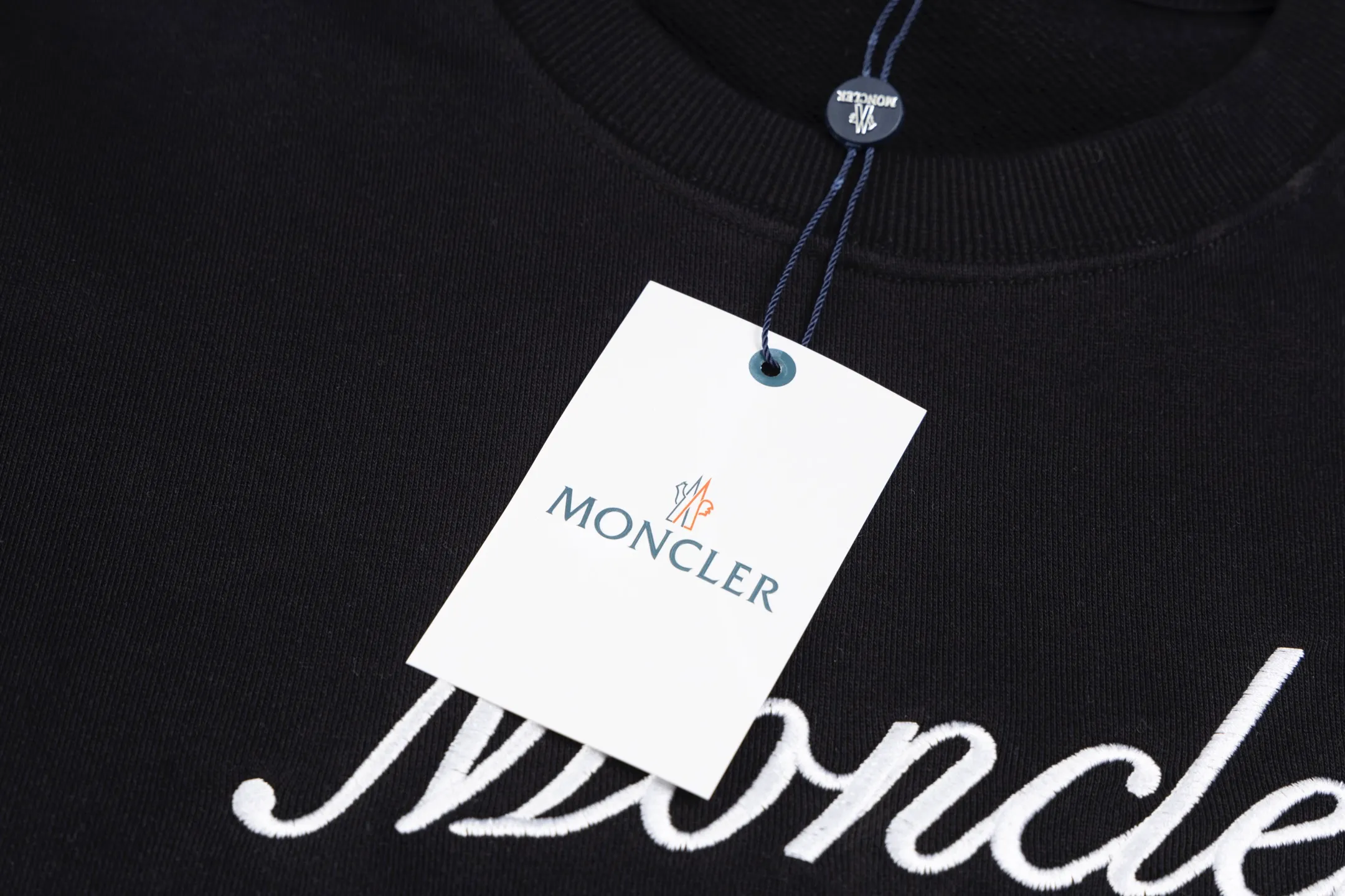 P230 Style No. B142 Meng Mouth Cursive Embroidered Letters Small Label Round Neck Sweatshirt Same style as MONCLER official website Fabric: 450g pure cotton double-ply double yarn terry Technology: imported machine thousands of needles full embroidery letters Customized pure cotton two-color striped threads are tight and non-deformable Supporting: complete three-label cardboard oil paper code sticker packaging High temperature pre-shrinking process before production will not shrink and deformation Imported machine professional plate production os version Can wear up to 200 pounds. The size is measured manually. The error of 2-3cm is normal. Color: black white size: s m l xl