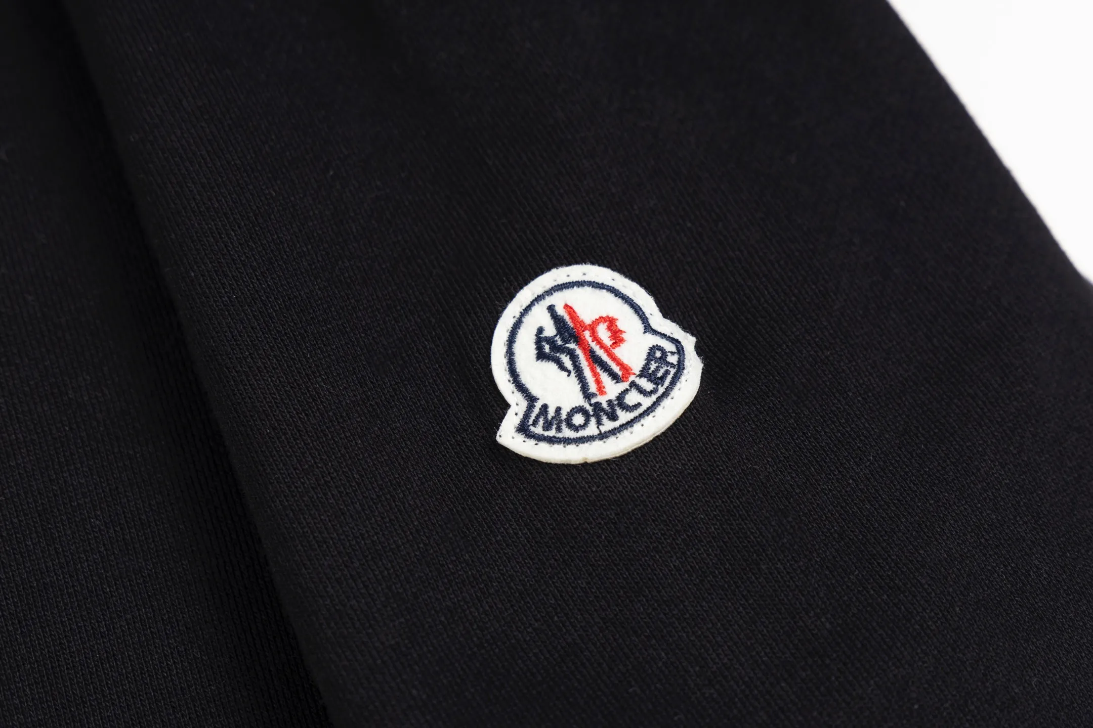 P230 Style No. B142 Meng Mouth Cursive Embroidered Letters Small Label Round Neck Sweatshirt Same style as MONCLER official website Fabric: 450g pure cotton double-ply double yarn terry Technology: imported machine thousands of needles full embroidery letters Customized pure cotton two-color striped threads are tight and non-deformable Supporting: complete three-label cardboard oil paper code sticker packaging High temperature pre-shrinking process before production will not shrink and deformation Imported machine professional plate production os version Can wear up to 200 pounds. The size is measured manually. The error of 2-3cm is normal. Color: black white size: s m l xl