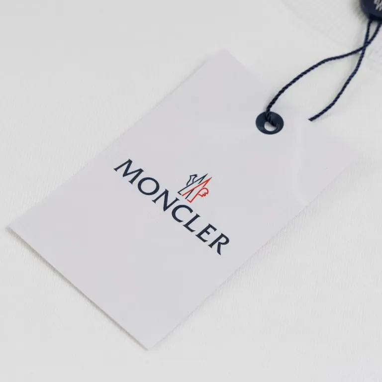 P240 Recommend the most popular Moncler masked 380g printed terry crew neck sweatshirt. Breathable pure cotton fabric. The texture is very soft and comfortable. No shrinkage, no deformation, no pilling). Original customized accessories. Collar label. Wash mark. Hang tag. Packaging (perfect details). Color: White. Black. Size: XS S M L.