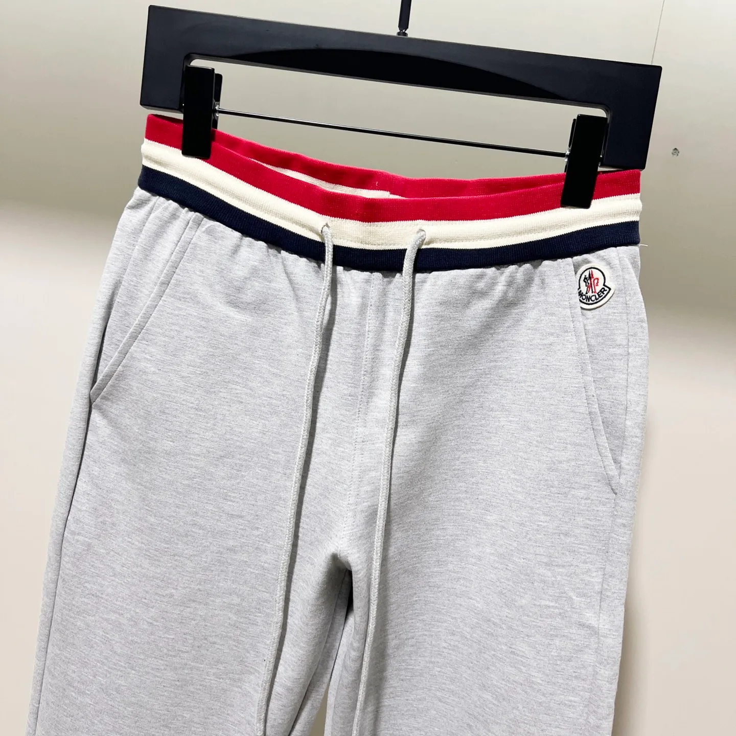 P230 MONCLER/muzzle Custom fabric suit casual sweatpants Simple arm brand LOGO small badge threaded trousers technology Official synchronization High version High quality Fashion personality Versatile trend Pure original quality Original fabric Hang tag Collar label Washed wheat Complete three standards Color: blue. Gray. Size: S-2XL