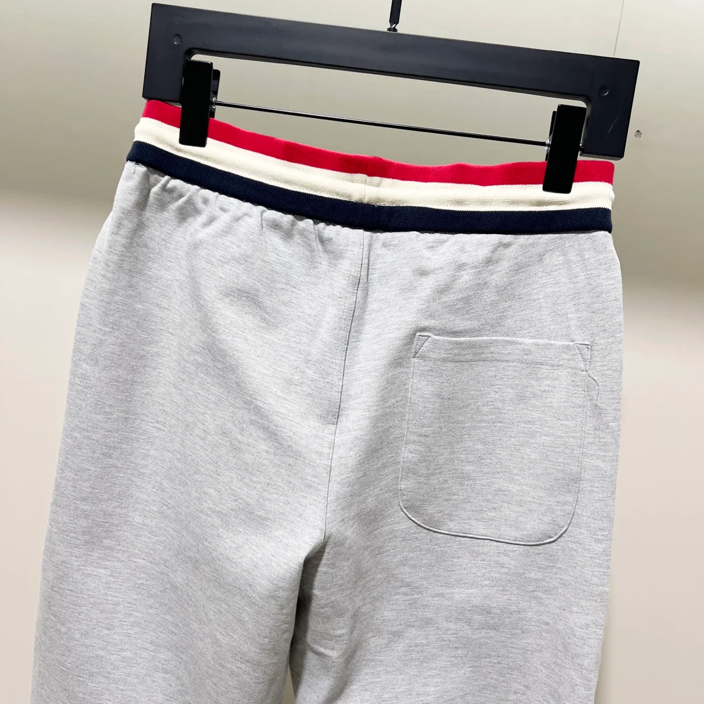 P230 MONCLER/muzzle Custom fabric suit casual sweatpants Simple arm brand LOGO small badge threaded trousers technology Official synchronization High version High quality Fashion personality Versatile trend Pure original quality Original fabric Hang tag Collar label Washed wheat Complete three standards Color: blue. Gray. Size: S-2XL
