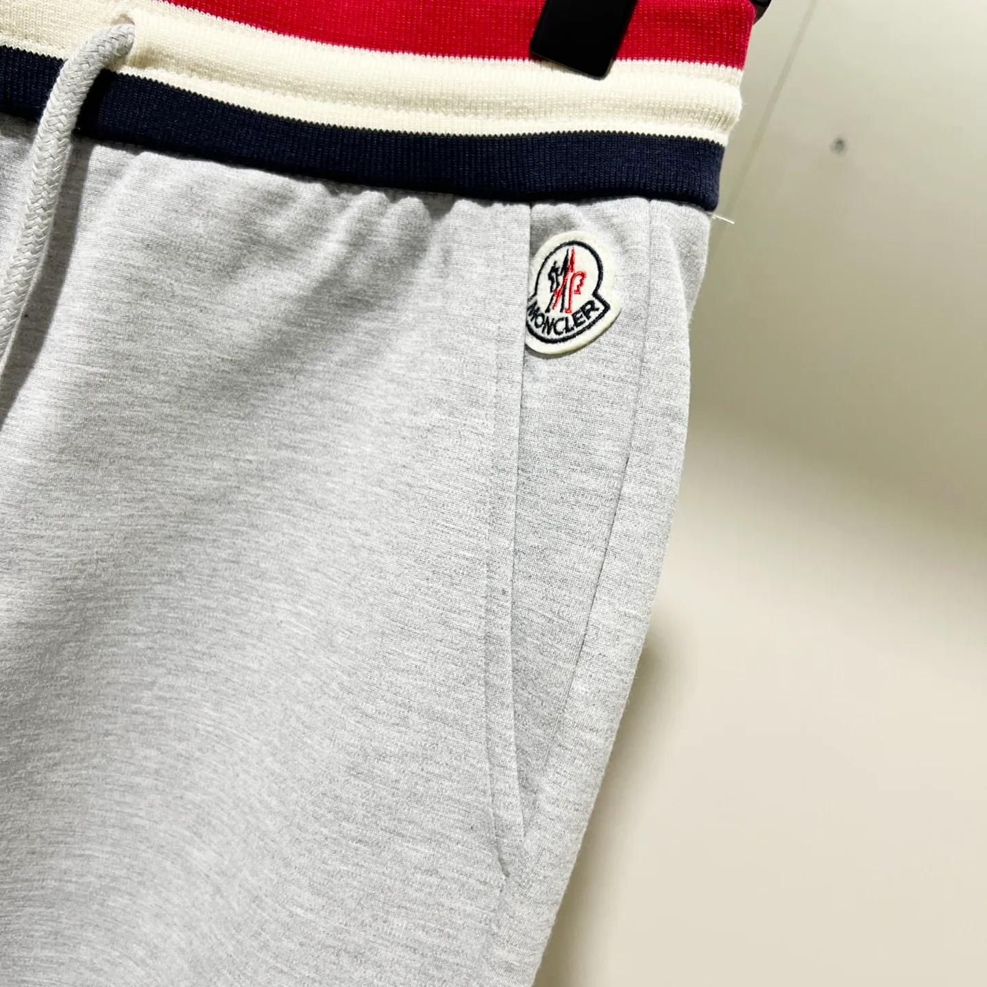 P230 MONCLER/muzzle Custom fabric suit casual sweatpants Simple arm brand LOGO small badge threaded trousers technology Official synchronization High version High quality Fashion personality Versatile trend Pure original quality Original fabric Hang tag Collar label Washed wheat Complete three standards Color: blue. Gray. Size: S-2XL