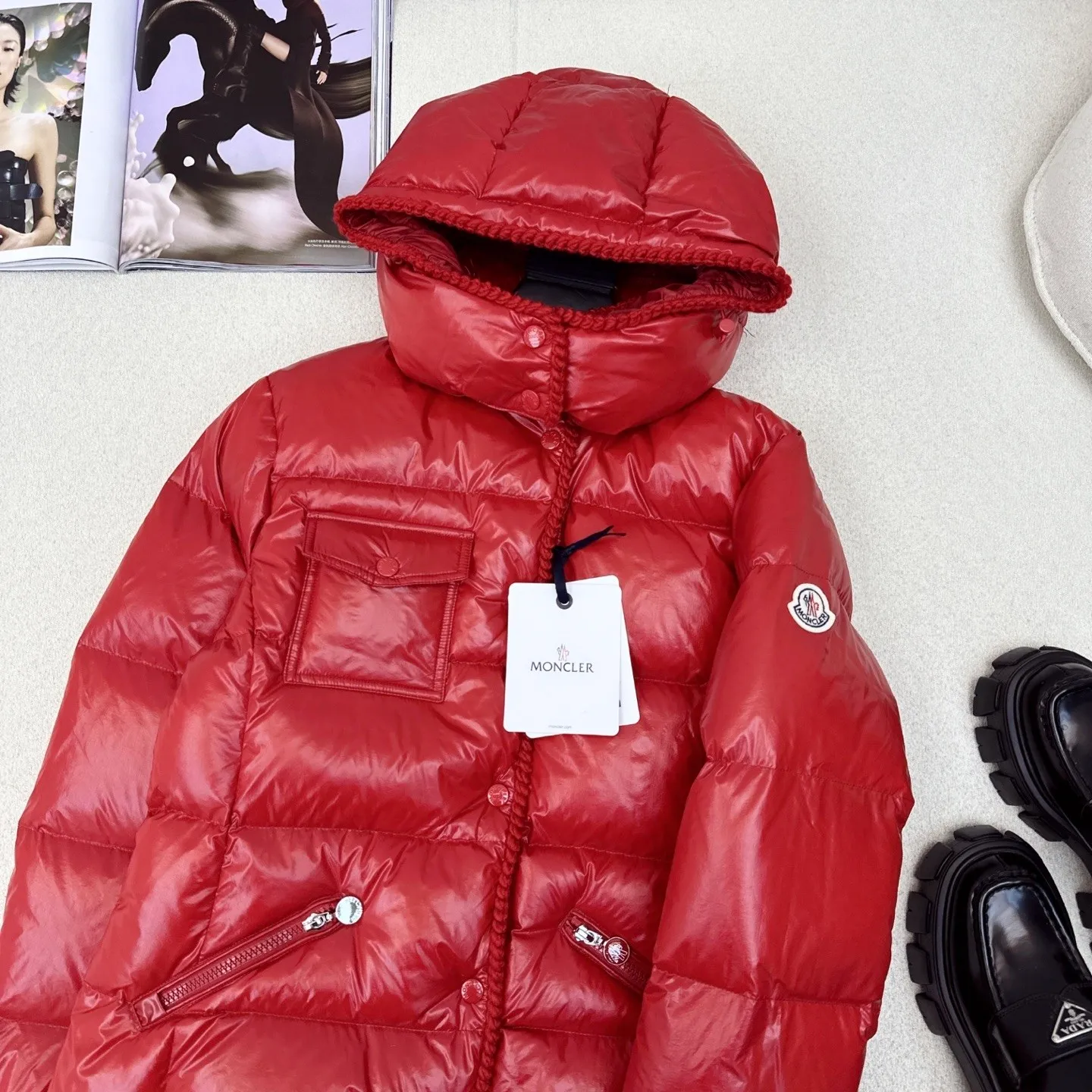 P880 Moncler🌟25 new oil wax leather waist style GLAREIN hooded long-sleeved down jacket for women. Oil wax leather coated new fabric, slim design style, warm and slimming, 90% duck down filling, molded custom hardware. Color: red, white, blue, black Code number: 1234
