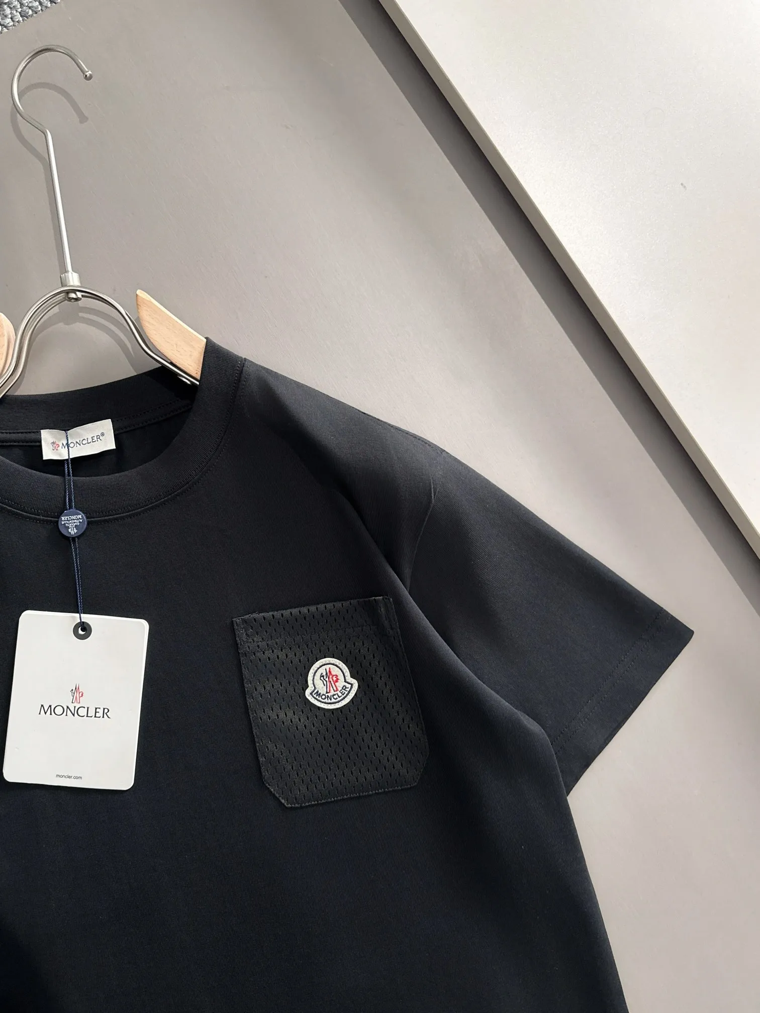 P190 Moncler 2026 new short-sleeved T-shirt, a must-have item for men and women for daily commuting. The high-strength pure cotton double-sand fabric feels full of weight. The upper body is also more textured than ordinary T-shirts. It is not easy to deform. The loose version design looks noble. ❗Three standards are complete❗ Color: Picture color Size: S, M, L, xL