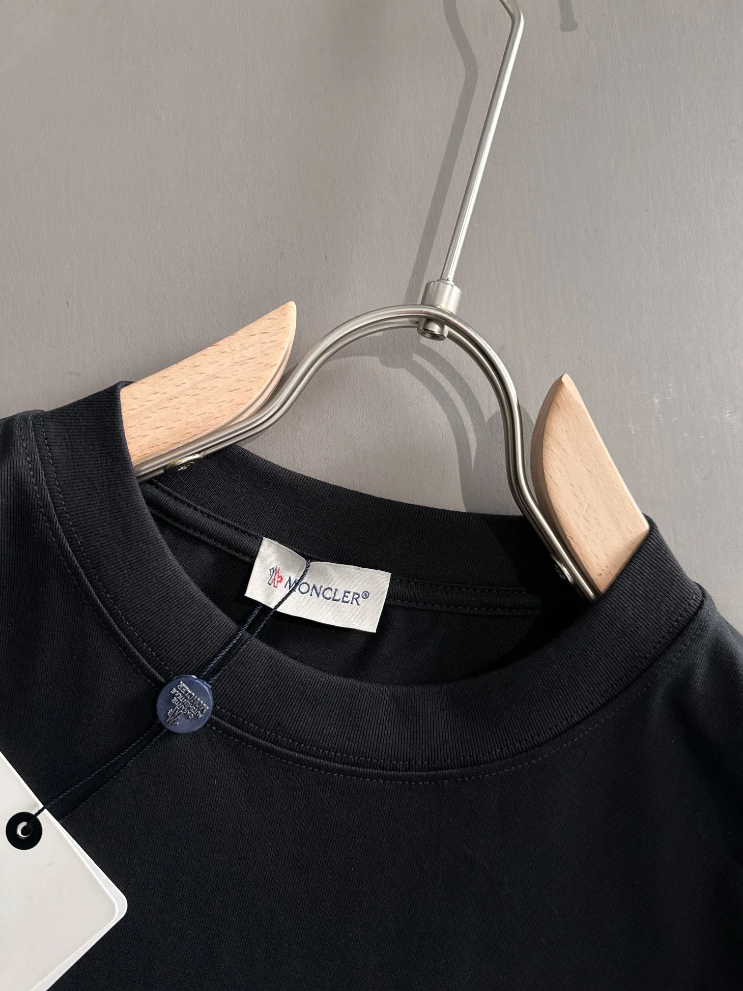 P190 Moncler 2026 new short-sleeved T-shirt, a must-have item for men and women for daily commuting. The high-strength pure cotton double-sand fabric feels full of weight. The upper body is also more textured than ordinary T-shirts. It is not easy to deform. The loose version design looks noble. ❗Three standards are complete❗ Color: Picture color Size: S, M, L, xL