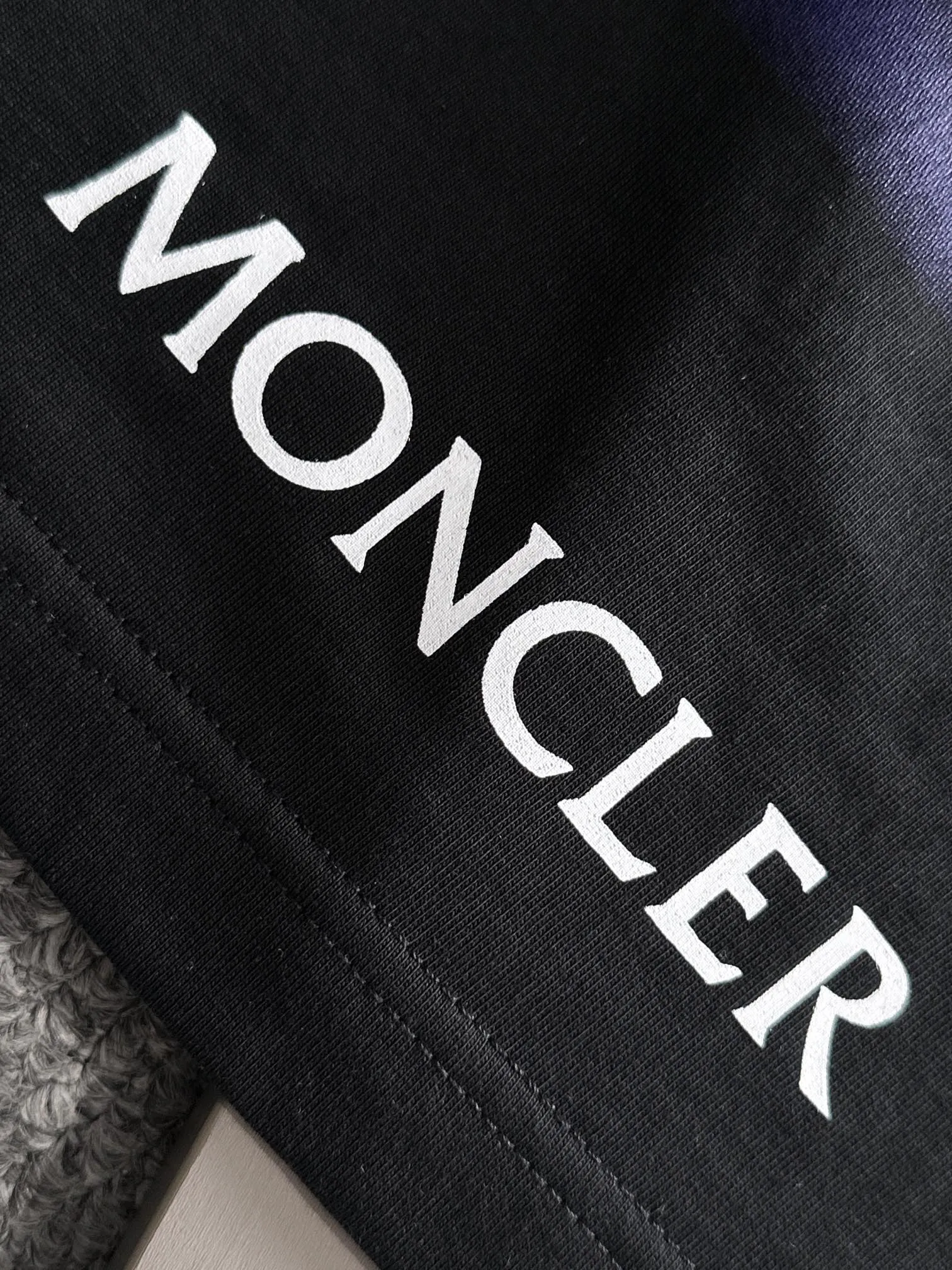 P190 Moncler 2026 new short-sleeved T-shirt, a must-have item for men and women for daily commuting. The high-strength pure cotton double-sand fabric feels full of weight. The upper body is also more textured than ordinary T-shirts. It is not easy to deform. The loose version design looks noble. ❗Three standards are complete❗ Color: Picture color Size: S, M, L, xL