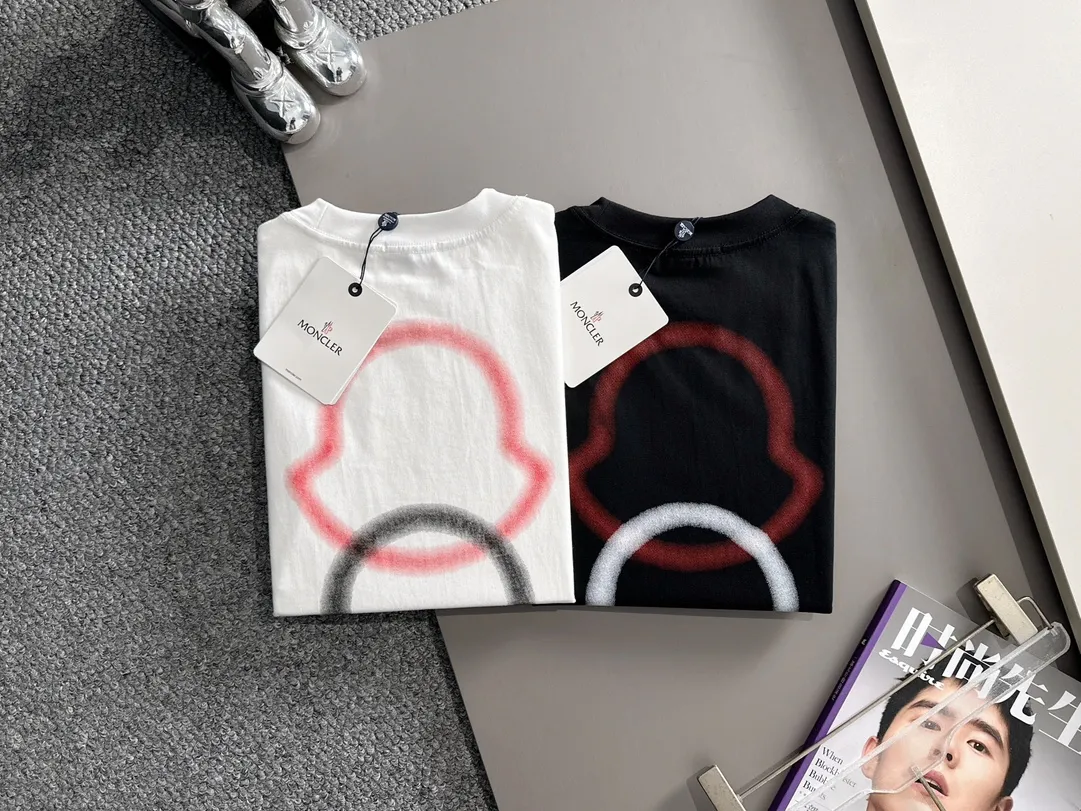 P190 Moncler 2026 new short-sleeved T-shirt, a must-have item for men and women for daily commuting. The high-strength pure cotton double-sand fabric feels full of weight. The upper body is also more textured than ordinary T-shirts. It is not easy to deform. The loose version design looks noble. ❗Three standards are complete❗ Color: Picture color Size: S, M, L, xL