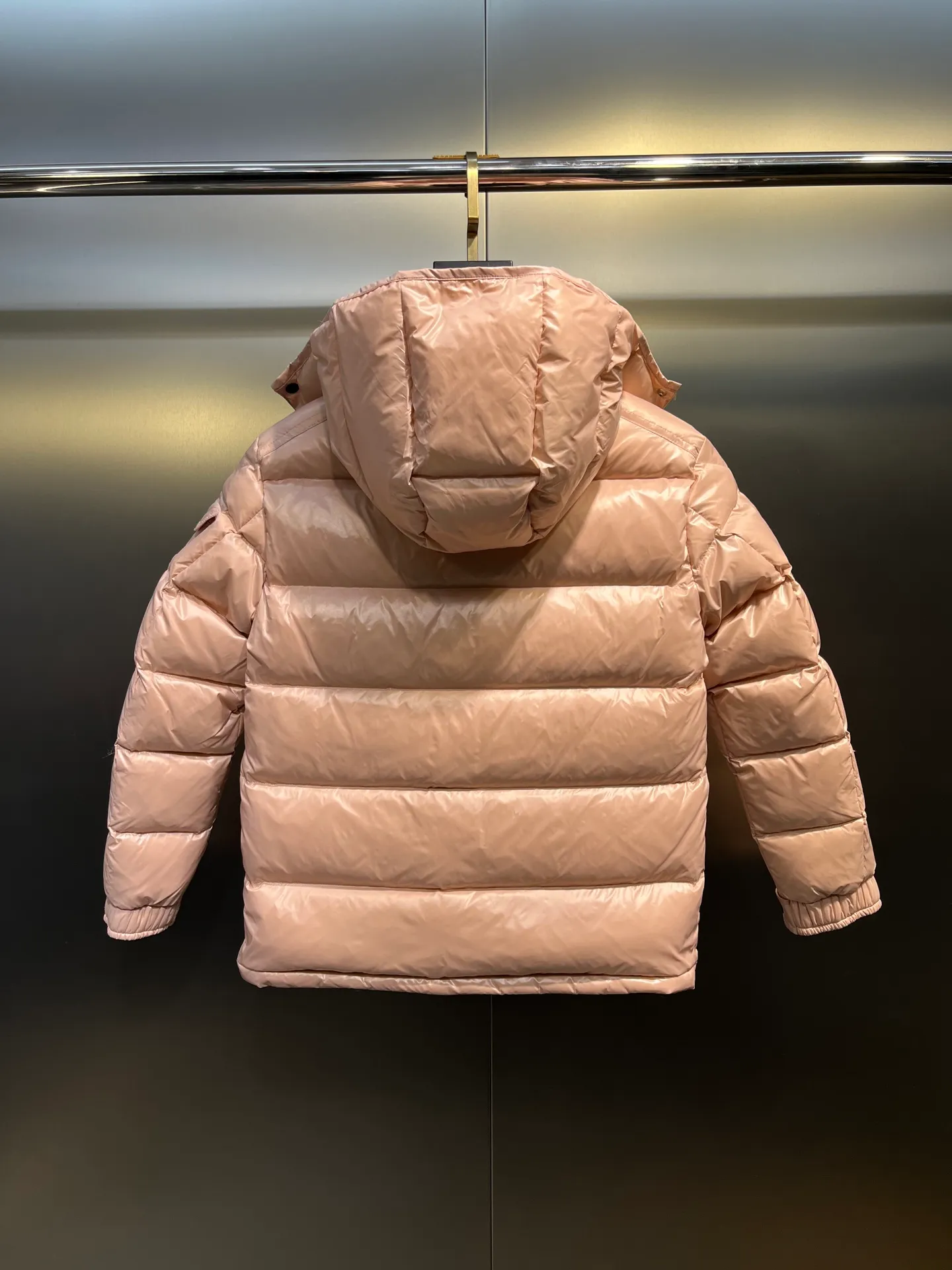 P640 𝗠𝗼𝗻𝗰𝗹𝗲𝗿 /𝗺𝗮𝘆𝗮 Model 026 Children's Maya Down Jacket Children's Maya short down jacket is specially designed to withstand cold winter weather and pays tribute to the mountains with high-performance design. Warm down jacket interprets iconic Moncler design from a child's perspective. 1⃣️The material is made of nylon laque fabric, exclusively customized, stain-resistant, and easier to wipe and clean. 2⃣️Embellished with brand logo, wool felt embroidery label, Behringer embroidery machine with electric embroidery, and imported embroidery thread to ensure that every word is full and three-dimensional. Clear. It can be called the most expensive embroidered label! 3⃣️ New international standard 90 white goose down, imported goose down filling, imported anti-drilling velvet liner cloth that does not run away. 4⃣️The front is decorated with a zipper fly closure, which locks in temperature instantly. The full set of hardware zippers are original and customized, with the M logo.  size：110-160