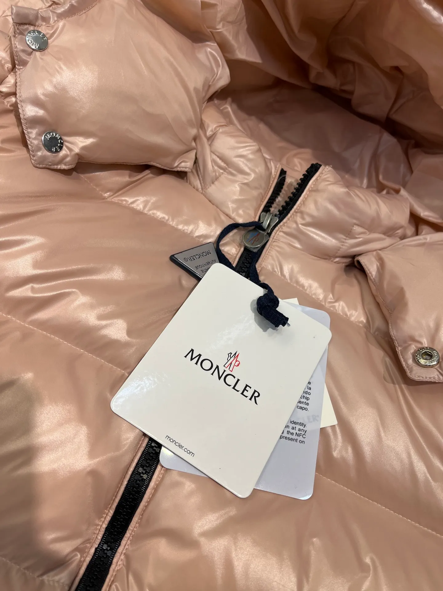 P640 𝗠𝗼𝗻𝗰𝗹𝗲𝗿 /𝗺𝗮𝘆𝗮 Model 026 Children's Maya Down Jacket Children's Maya short down jacket is specially designed to withstand cold winter weather and pays tribute to the mountains with high-performance design. Warm down jacket interprets iconic Moncler design from a child's perspective. 1⃣️The material is made of nylon laque fabric, exclusively customized, stain-resistant, and easier to wipe and clean. 2⃣️Embellished with brand logo, wool felt embroidery label, Behringer embroidery machine with electric embroidery, and imported embroidery thread to ensure that every word is full and three-dimensional. Clear. It can be called the most expensive embroidered label! 3⃣️ New international standard 90 white goose down, imported goose down filling, imported anti-drilling velvet liner cloth that does not run away. 4⃣️The front is decorated with a zipper fly closure, which locks in temperature instantly. The full set of hardware zippers are original and customized, with the M logo.  size：110-160