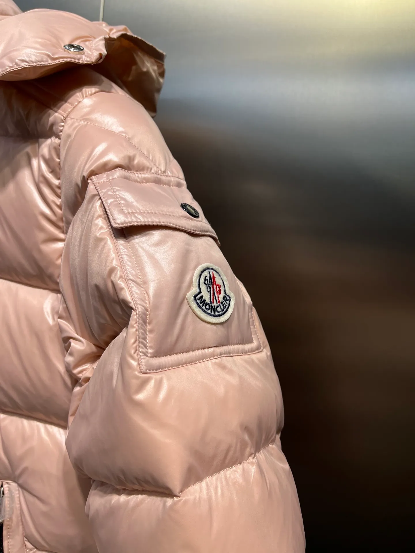 P640 𝗠𝗼𝗻𝗰𝗹𝗲𝗿 /𝗺𝗮𝘆𝗮 Model 026 Children's Maya Down Jacket Children's Maya short down jacket is specially designed to withstand cold winter weather and pays tribute to the mountains with high-performance design. Warm down jacket interprets iconic Moncler design from a child's perspective. 1⃣️The material is made of nylon laque fabric, exclusively customized, stain-resistant, and easier to wipe and clean. 2⃣️Embellished with brand logo, wool felt embroidery label, Behringer embroidery machine with electric embroidery, and imported embroidery thread to ensure that every word is full and three-dimensional. Clear. It can be called the most expensive embroidered label! 3⃣️ New international standard 90 white goose down, imported goose down filling, imported anti-drilling velvet liner cloth that does not run away. 4⃣️The front is decorated with a zipper fly closure, which locks in temperature instantly. The full set of hardware zippers are original and customized, with the M logo.  size：110-160
