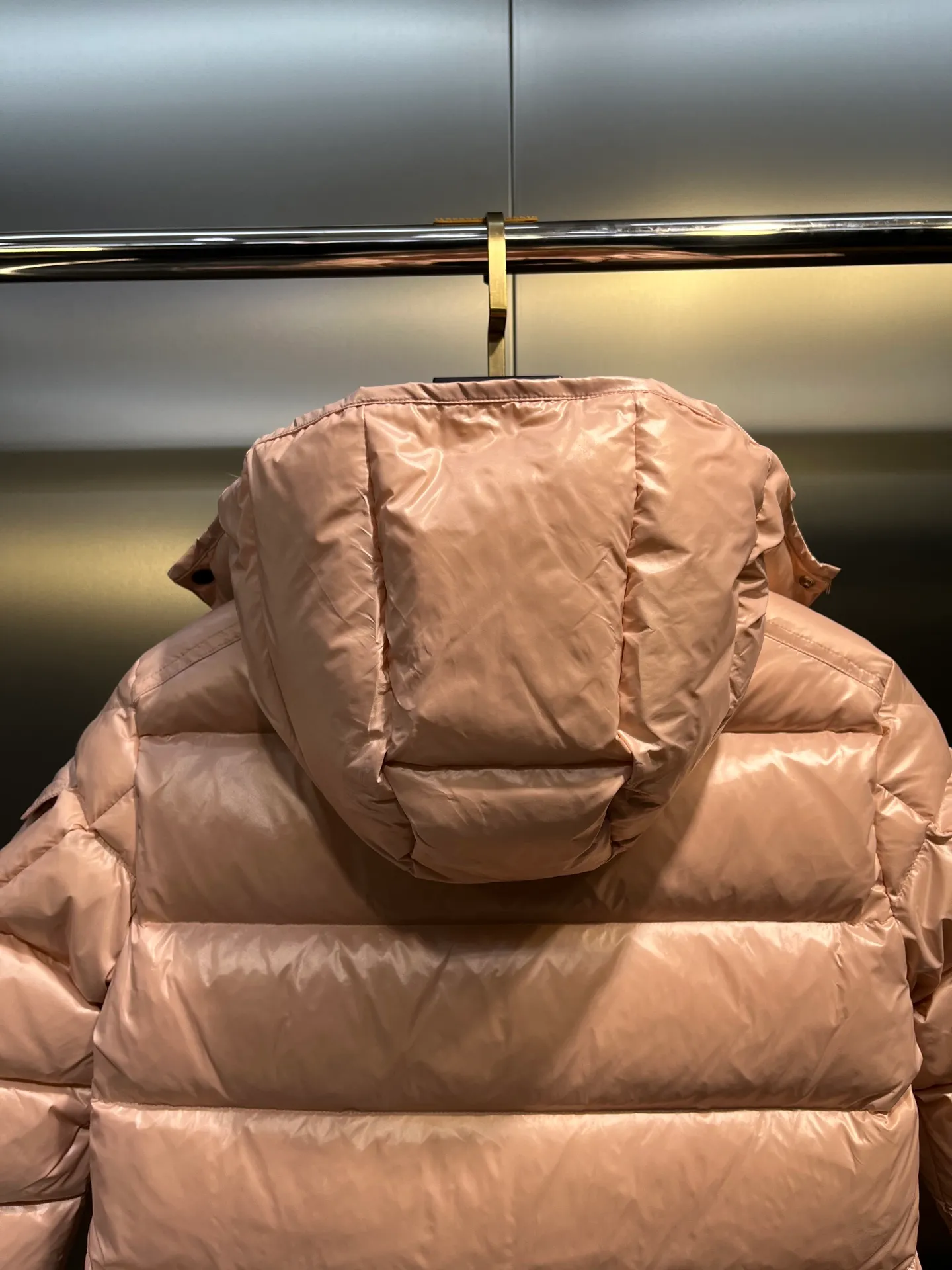 P640 𝗠𝗼𝗻𝗰𝗹𝗲𝗿 /𝗺𝗮𝘆𝗮 Model 026 Children's Maya Down Jacket Children's Maya short down jacket is specially designed to withstand cold winter weather and pays tribute to the mountains with high-performance design. Warm down jacket interprets iconic Moncler design from a child's perspective. 1⃣️The material is made of nylon laque fabric, exclusively customized, stain-resistant, and easier to wipe and clean. 2⃣️Embellished with brand logo, wool felt embroidery label, Behringer embroidery machine with electric embroidery, and imported embroidery thread to ensure that every word is full and three-dimensional. Clear. It can be called the most expensive embroidered label! 3⃣️ New international standard 90 white goose down, imported goose down filling, imported anti-drilling velvet liner cloth that does not run away. 4⃣️The front is decorated with a zipper fly closure, which locks in temperature instantly. The full set of hardware zippers are original and customized, with the M logo.  size：110-160