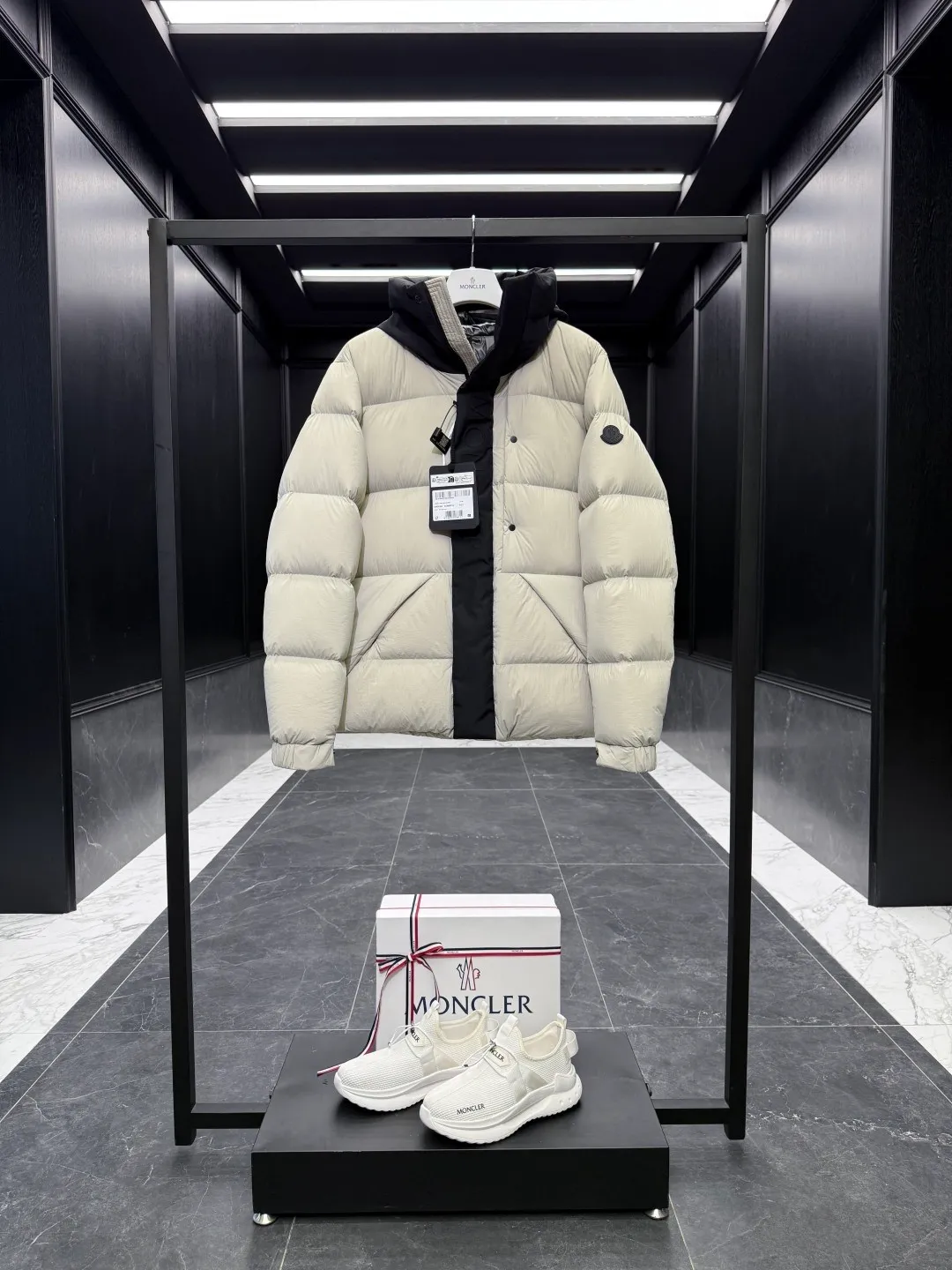 P760 22-year-old Moncler black warrior three-color short down jacket with embossed access control down jacket. Bread jacket. The official website is out of stock. The embossed placket is obvious to distinguish the currency. moncle madeira series, everyone calls it the black warrior! Flush 500g➕ Moncler Madeira short down jacket, frosted and neat colors and tailoring create a smart posture. Wearing the main line of autumn and winter mousse, return to the hustle and bustle of the city. One of the flagship series for autumn and winter, it is destined to be popular all over the Internet! The high collar design of the bread jacket can be worn by both men and women!  Mengkou’s flagship series this year is filled with 90% white goose down, which is warm, comfortable and not bulky. It is a bread suit pattern formed by large squares. Each square is evenly distributed, firmly locking the down and warming your figure!  The interior adopts the new design of the black label main mark, which does not lose its personality and is low-key! The placket highlights the brand and has a certain sense of beauty and layering! The original customized fabric has a very high density and a certain color, and the feel is absolutely consistent with the original! ! !  The contrasting color fabric inside is dyed first, and after repeated testing, there will never be a single lint left! ! ! The silhouette is clean and neat, and the upper body does not look bloated at all! Let you spend the cold winter gently! There are no gorgeous decorations or special designs, just simple. But it will make you feel excited! !  The simple and practical outerwear shows the agility and visual vitality of contemporary trends. While reinterpreting Moncler's iconic classic styles, it promotes a more youthful and uninhibited attitude towards cool play!  Size: 12345