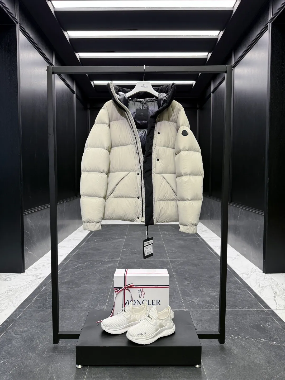 P760 22-year-old Moncler black warrior three-color short down jacket with embossed access control down jacket. Bread jacket. The official website is out of stock. The embossed placket is obvious to distinguish the currency. moncle madeira series, everyone calls it the black warrior! Flush 500g➕ Moncler Madeira short down jacket, frosted and neat colors and tailoring create a smart posture. Wearing the main line of autumn and winter mousse, return to the hustle and bustle of the city. One of the flagship series for autumn and winter, it is destined to be popular all over the Internet! The high collar design of the bread jacket can be worn by both men and women!  Mengkou’s flagship series this year is filled with 90% white goose down, which is warm, comfortable and not bulky. It is a bread suit pattern formed by large squares. Each square is evenly distributed, firmly locking the down and warming your figure!  The interior adopts the new design of the black label main mark, which does not lose its personality and is low-key! The placket highlights the brand and has a certain sense of beauty and layering! The original customized fabric has a very high density and a certain color, and the feel is absolutely consistent with the original! ! !  The contrasting color fabric inside is dyed first, and after repeated testing, there will never be a single lint left! ! ! The silhouette is clean and neat, and the upper body does not look bloated at all! Let you spend the cold winter gently! There are no gorgeous decorations or special designs, just simple. But it will make you feel excited! !  The simple and practical outerwear shows the agility and visual vitality of contemporary trends. While reinterpreting Moncler's iconic classic styles, it promotes a more youthful and uninhibited attitude towards cool play!  Size: 12345
