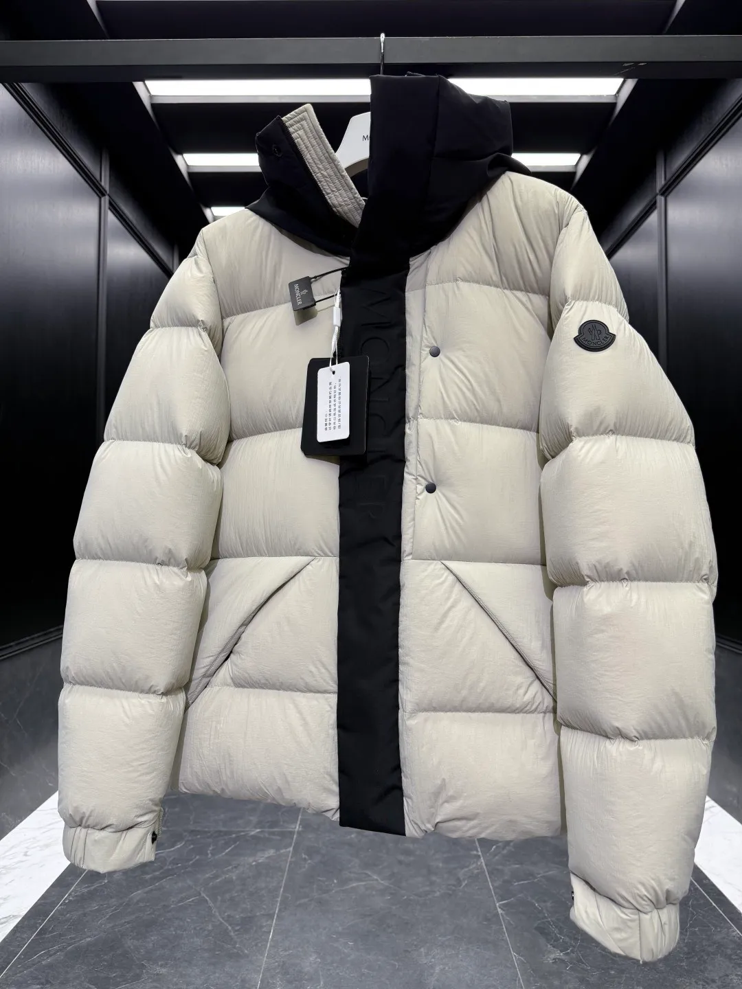 P760 22-year-old Moncler black warrior three-color short down jacket with embossed access control down jacket. Bread jacket. The official website is out of stock. The embossed placket is obvious to distinguish the currency. moncle madeira series, everyone calls it the black warrior! Flush 500g➕ Moncler Madeira short down jacket, frosted and neat colors and tailoring create a smart posture. Wearing the main line of autumn and winter mousse, return to the hustle and bustle of the city. One of the flagship series for autumn and winter, it is destined to be popular all over the Internet! The high collar design of the bread jacket can be worn by both men and women!  Mengkou’s flagship series this year is filled with 90% white goose down, which is warm, comfortable and not bulky. It is a bread suit pattern formed by large squares. Each square is evenly distributed, firmly locking the down and warming your figure!  The interior adopts the new design of the black label main mark, which does not lose its personality and is low-key! The placket highlights the brand and has a certain sense of beauty and layering! The original customized fabric has a very high density and a certain color, and the feel is absolutely consistent with the original! ! !  The contrasting color fabric inside is dyed first, and after repeated testing, there will never be a single lint left! ! ! The silhouette is clean and neat, and the upper body does not look bloated at all! Let you spend the cold winter gently! There are no gorgeous decorations or special designs, just simple. But it will make you feel excited! !  The simple and practical outerwear shows the agility and visual vitality of contemporary trends. While reinterpreting Moncler's iconic classic styles, it promotes a more youthful and uninhibited attitude towards cool play!  Size: 12345