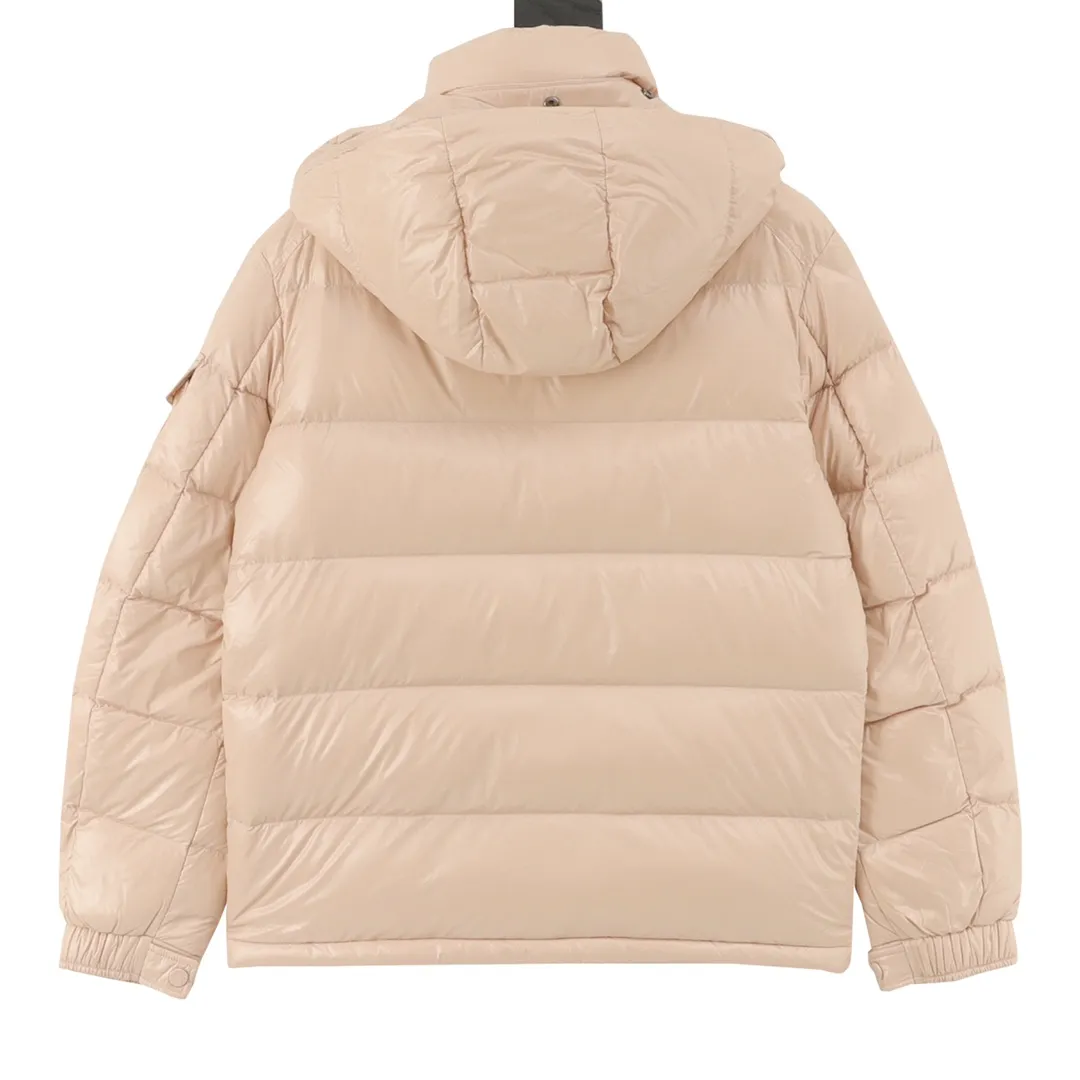 P1020 Moncer/Mengkou Maya Eason Chan Same Style Down Jacket Description: Influenced by the iconic outerwear of the 1980s, the Maya jacket revisits the looks from the Moncler archives with modern style and cutting-edge elements. This is the brand's professional achievement in ski equipment. Whether in terms of sport or style, this high-performance and positive-spirited jacket has all the elements a competitive athlete needs to claim the title. Material process analysis: 1️⃣Original Nfc inductive anti-counterfeiting chip 2️⃣National standard 95% pure white duck down, exclusive use of top-grade down on the market, never false goose down and a series of misunderstandings 3️⃣Fabric: 100% nylon; Lining: 100% nylon, one of the best on the market, everything is customized according to the original version. 4⃣️The electroplated hardware is produced by the original processing factory, all customized by the original factory, and is not a replica of various types on the market. 5⃣️Produced by a certain Lang factory, it has always been unambiguous in terms of quality. Everyone knows about the workmanship, QA and Qc quality inspection of the workers when shipping from large factories. It is not comparable to small factories in the market. Conclusion: Bosses are welcome to compare. The top mask engraving leader in the country has always insisted on product craftsmanship, materials and quality control! ! SUZE:0-3