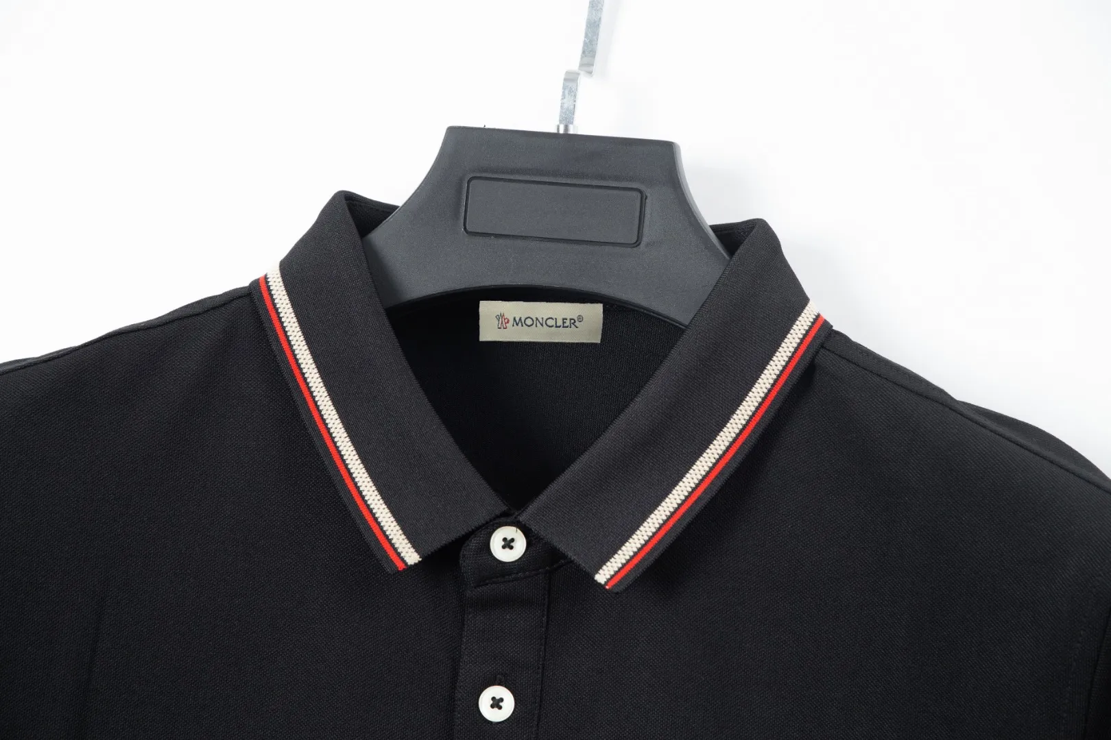 P200 (complete with three standards) - MONCLER Meng Mouth counters are launching new logo embroidered lapel POLO shirts at the same time - Made from the original ZP consistent customized Solona double pique fabric, threads are dyed in the same vat with zero color difference, exclusive quality difference currency, welcome to compare - Color: white black - Code number: M L XL XXL XXXL