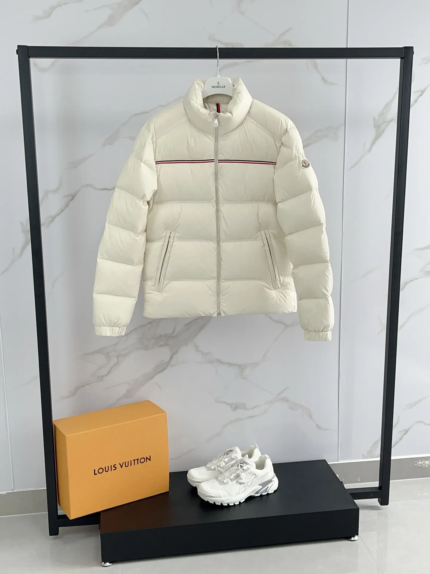 P960 2025 Moncler Bouvaque short zipper stand collar long-sleeved jacket, the stand collar design is simple and elegant, the red and black stripe decoration on the chest adds a sense of fashion, and the full down filling ensures excellent warmth retention. Filled with 90% white duck down, top quality, classic tailoring. The upper body has a full street feel; all the latest version of the hardware and accessories are custom molded to restore the original shape, the upper body has an excellent silhouette, and all three standards are complete! GW is new at the same time Color: White Black Number of yards: 1-5