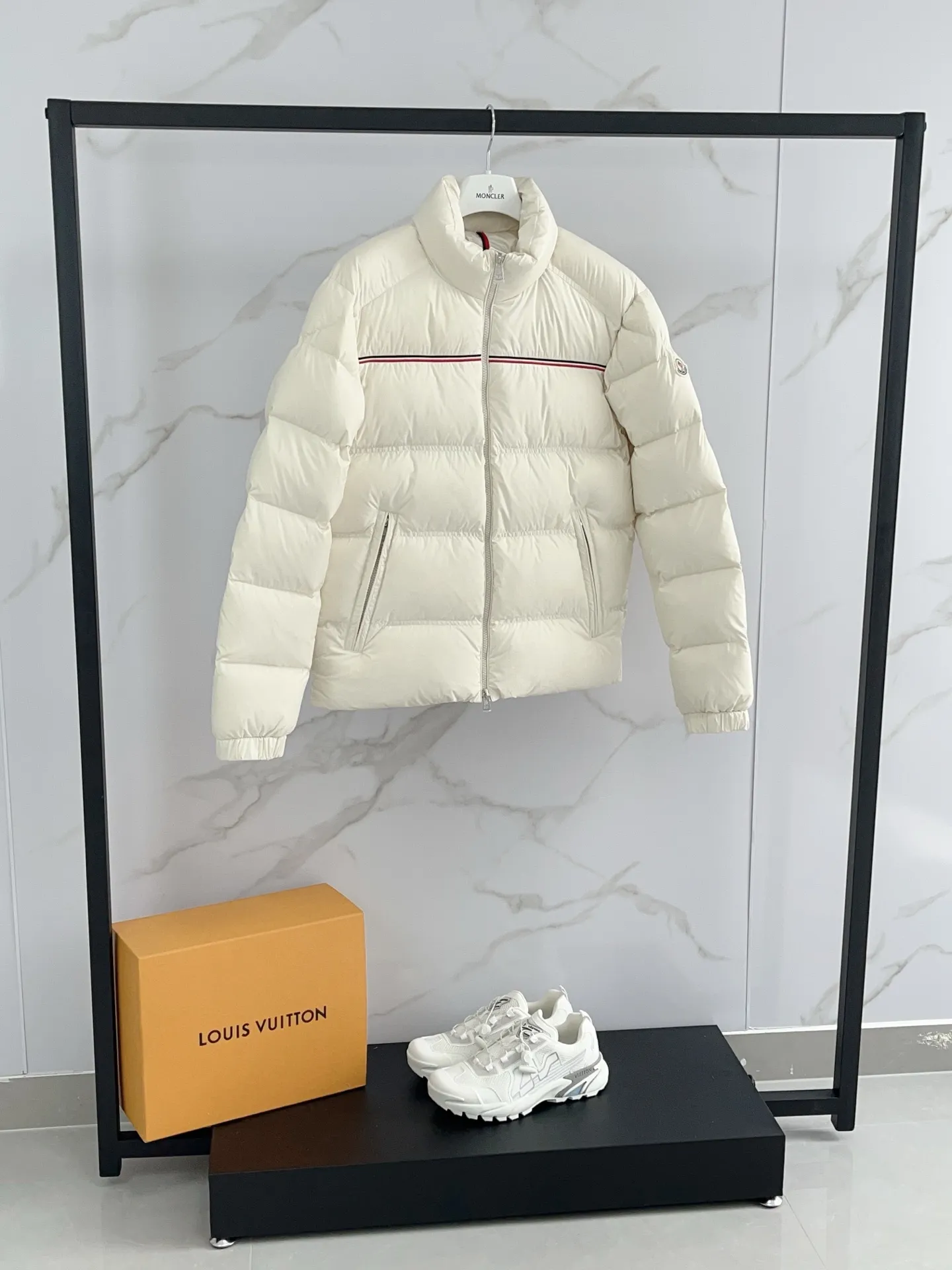 P960 2025 Moncler Bouvaque short zipper stand collar long-sleeved jacket, the stand collar design is simple and elegant, the red and black stripe decoration on the chest adds a sense of fashion, and the full down filling ensures excellent warmth retention. Filled with 90% white duck down, top quality, classic tailoring. The upper body has a full street feel; all the latest version of the hardware and accessories are custom molded to restore the original shape, the upper body has an excellent silhouette, and all three standards are complete! GW is new at the same time Color: White Black Number of yards: 1-5