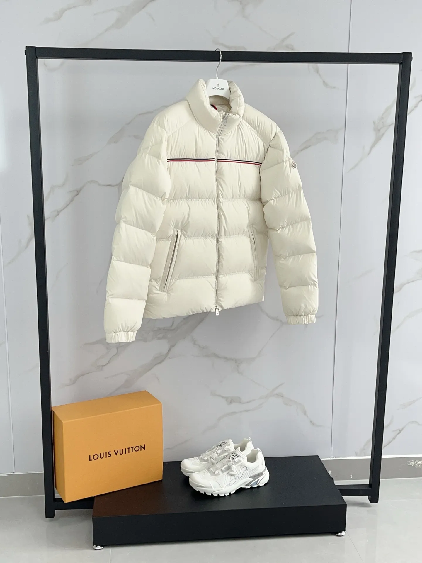 P960 2025 Moncler Bouvaque short zipper stand collar long-sleeved jacket, the stand collar design is simple and elegant, the red and black stripe decoration on the chest adds a sense of fashion, and the full down filling ensures excellent warmth retention. Filled with 90% white duck down, top quality, classic tailoring. The upper body has a full street feel; all the latest version of the hardware and accessories are custom molded to restore the original shape, the upper body has an excellent silhouette, and all three standards are complete! GW is new at the same time Color: White Black Number of yards: 1-5