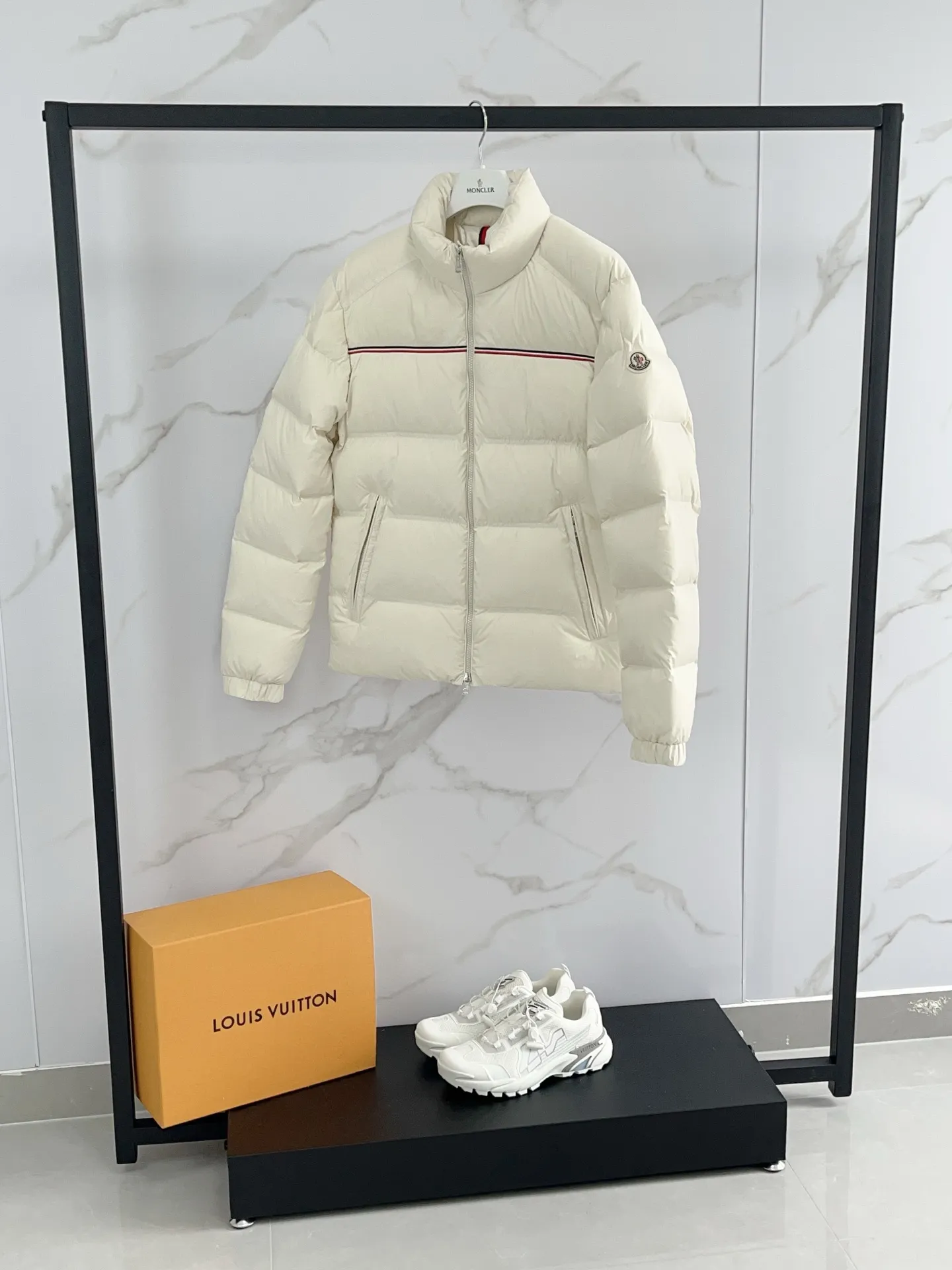 P960 2025 Moncler Bouvaque short zipper stand collar long-sleeved jacket, the stand collar design is simple and elegant, the red and black stripe decoration on the chest adds a sense of fashion, and the full down filling ensures excellent warmth retention. Filled with 90% white duck down, top quality, classic tailoring. The upper body has a full street feel; all the latest version of the hardware and accessories are custom molded to restore the original shape, the upper body has an excellent silhouette, and all three standards are complete! GW is new at the same time Color: White Black Number of yards: 1-5