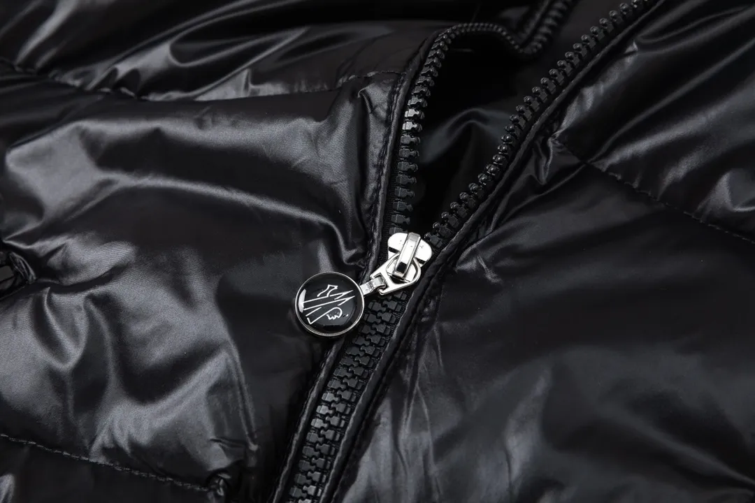 P620 with dust bag) Moncler/muzzle 🆕NEW new autumn and winter down spliced jacket #Down jacket #daily wear Monc*lerNEW23 new autumn and winter down spliced jacket, golden stand collar, large pockets on both sides designed with embroidered logo on the back, down filling for practical wearability while adding splicing popular elements ~ short version Solid color series full of high-end sense! Comfortable, fashionable and versatile! Black and white size: 1/2/3/4 (corresponds to S-XL)