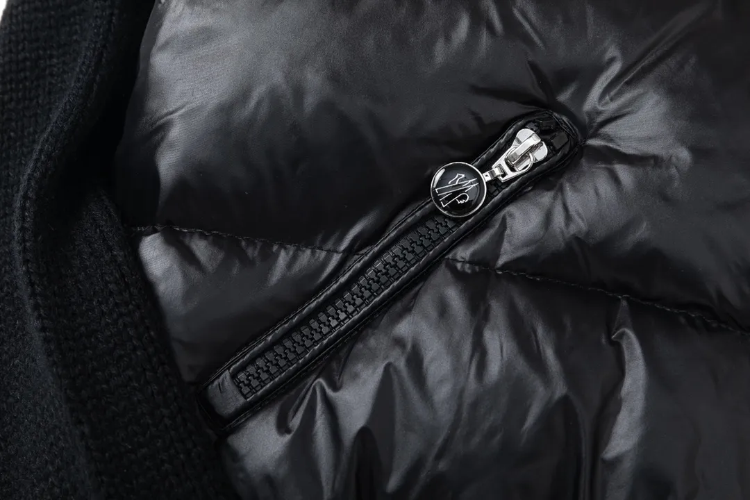 P620 with dust bag) Moncler/muzzle 🆕NEW new autumn and winter down spliced jacket #Down jacket #daily wear Monc*lerNEW23 new autumn and winter down spliced jacket, golden stand collar, large pockets on both sides designed with embroidered logo on the back, down filling for practical wearability while adding splicing popular elements ~ short version Solid color series full of high-end sense! Comfortable, fashionable and versatile! Black and white size: 1/2/3/4 (corresponds to S-XL)