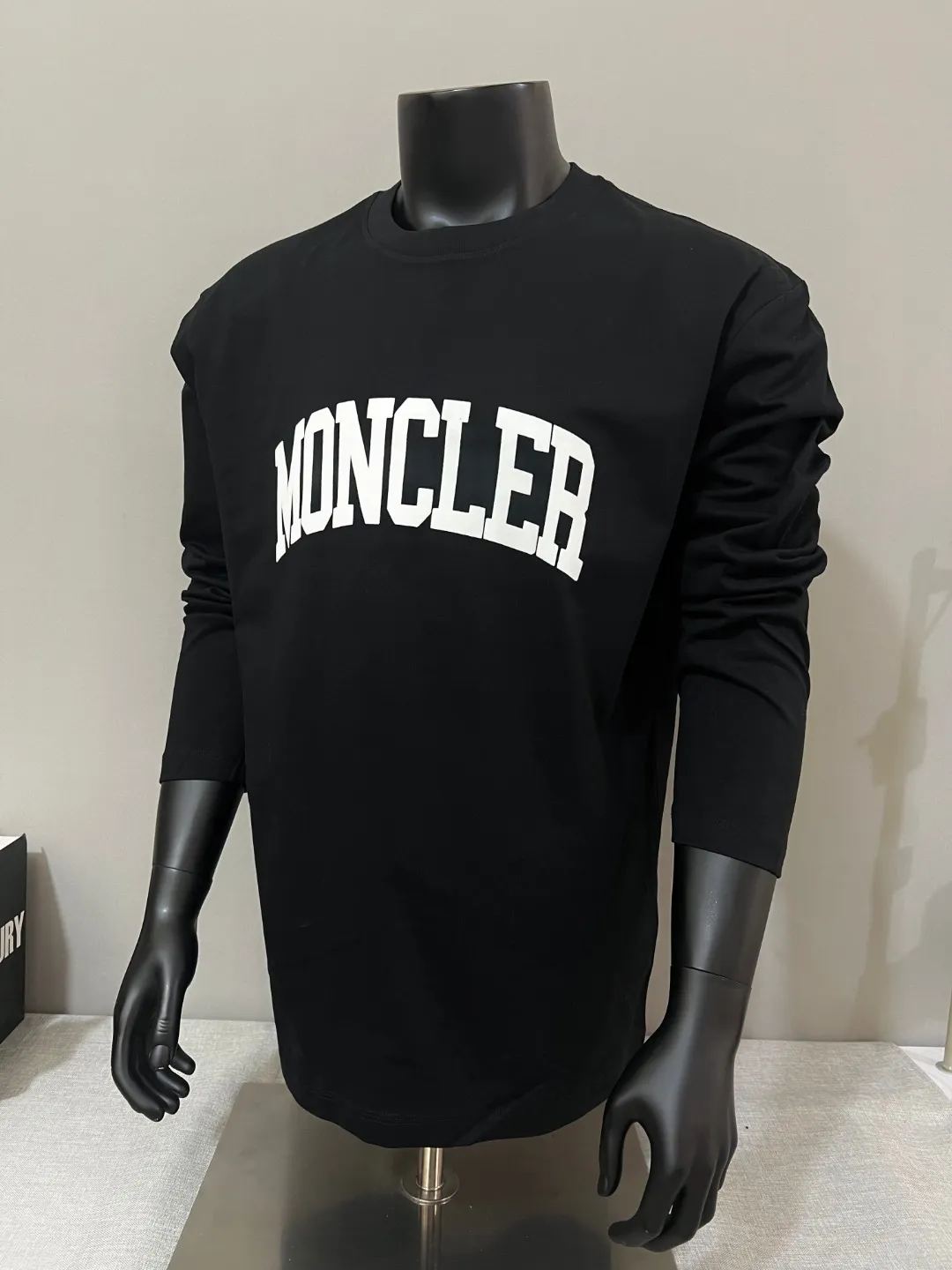 P190 MONCLER new release, official & simultaneous; 2025fw flocked large letter printed sleeve logo style long-sleeved T-shirt , made of 280g double yarn 100% cotton fabric, imported woven thread, the neckline is boned and not easy to deform, factory high-temperature washing process, the fabric is soft and breathable, does not shrink and is not easy to deform, NCF washing mark identification, details are in place and the upper body is good-looking, European size version, loose and suitable, color: black, white, size XS-L (L can wear up to 200 pounds)