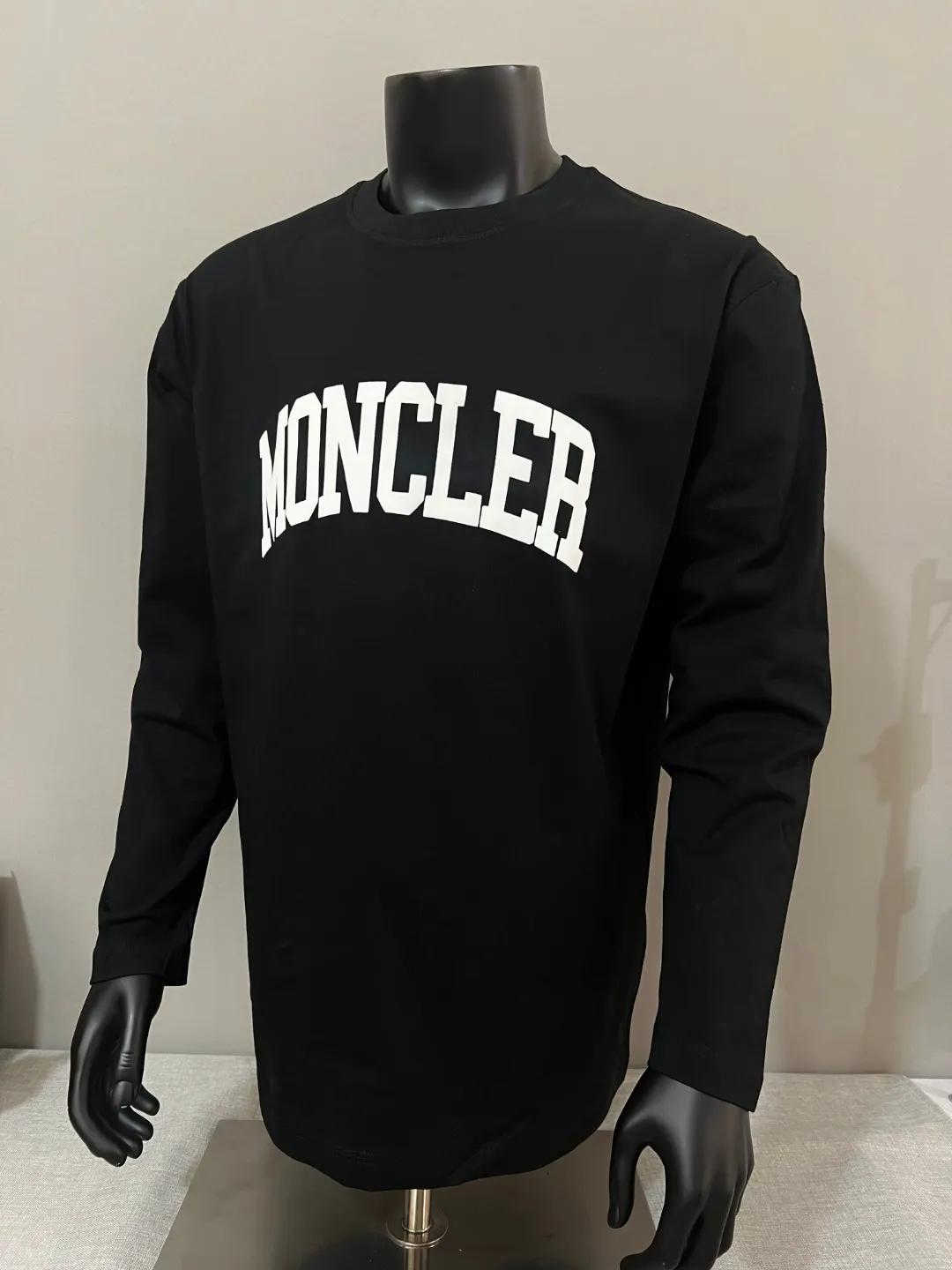 P190 MONCLER new release, official & simultaneous; 2025fw flocked large letter printed sleeve logo style long-sleeved T-shirt , made of 280g double yarn 100% cotton fabric, imported woven thread, the neckline is boned and not easy to deform, factory high-temperature washing process, the fabric is soft and breathable, does not shrink and is not easy to deform, NCF washing mark identification, details are in place and the upper body is good-looking, European size version, loose and suitable, color: black, white, size XS-L (L can wear up to 200 pounds)