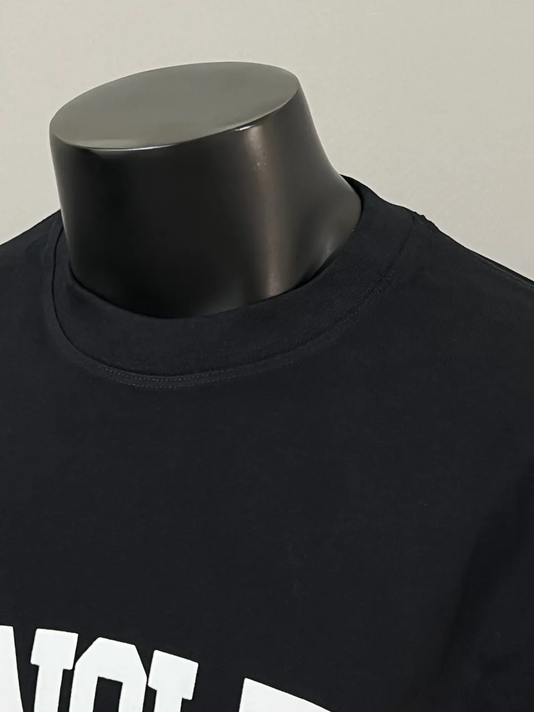 P190 MONCLER new release, official & simultaneous; 2025fw flocked large letter printed sleeve logo style long-sleeved T-shirt , made of 280g double yarn 100% cotton fabric, imported woven thread, the neckline is boned and not easy to deform, factory high-temperature washing process, the fabric is soft and breathable, does not shrink and is not easy to deform, NCF washing mark identification, details are in place and the upper body is good-looking, European size version, loose and suitable, color: black, white, size XS-L (L can wear up to 200 pounds)