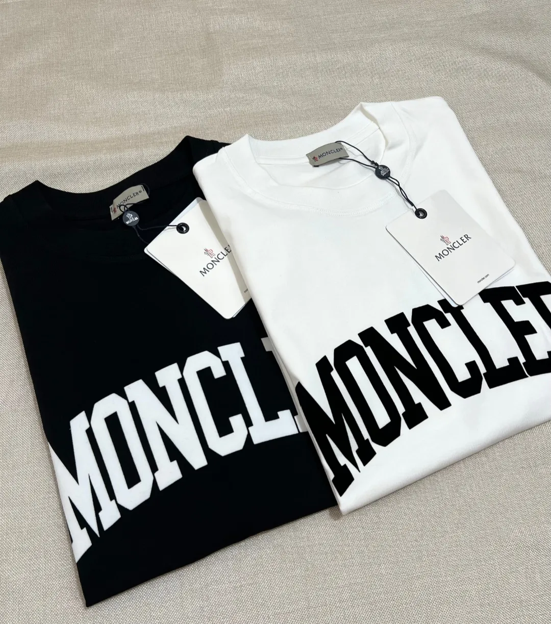 P190 MONCLER new release, official & simultaneous; 2025fw flocked large letter printed sleeve logo style long-sleeved T-shirt , made of 280g double yarn 100% cotton fabric, imported woven thread, the neckline is boned and not easy to deform, factory high-temperature washing process, the fabric is soft and breathable, does not shrink and is not easy to deform, NCF washing mark identification, details are in place and the upper body is good-looking, European size version, loose and suitable, color: black, white, size XS-L (L can wear up to 200 pounds)