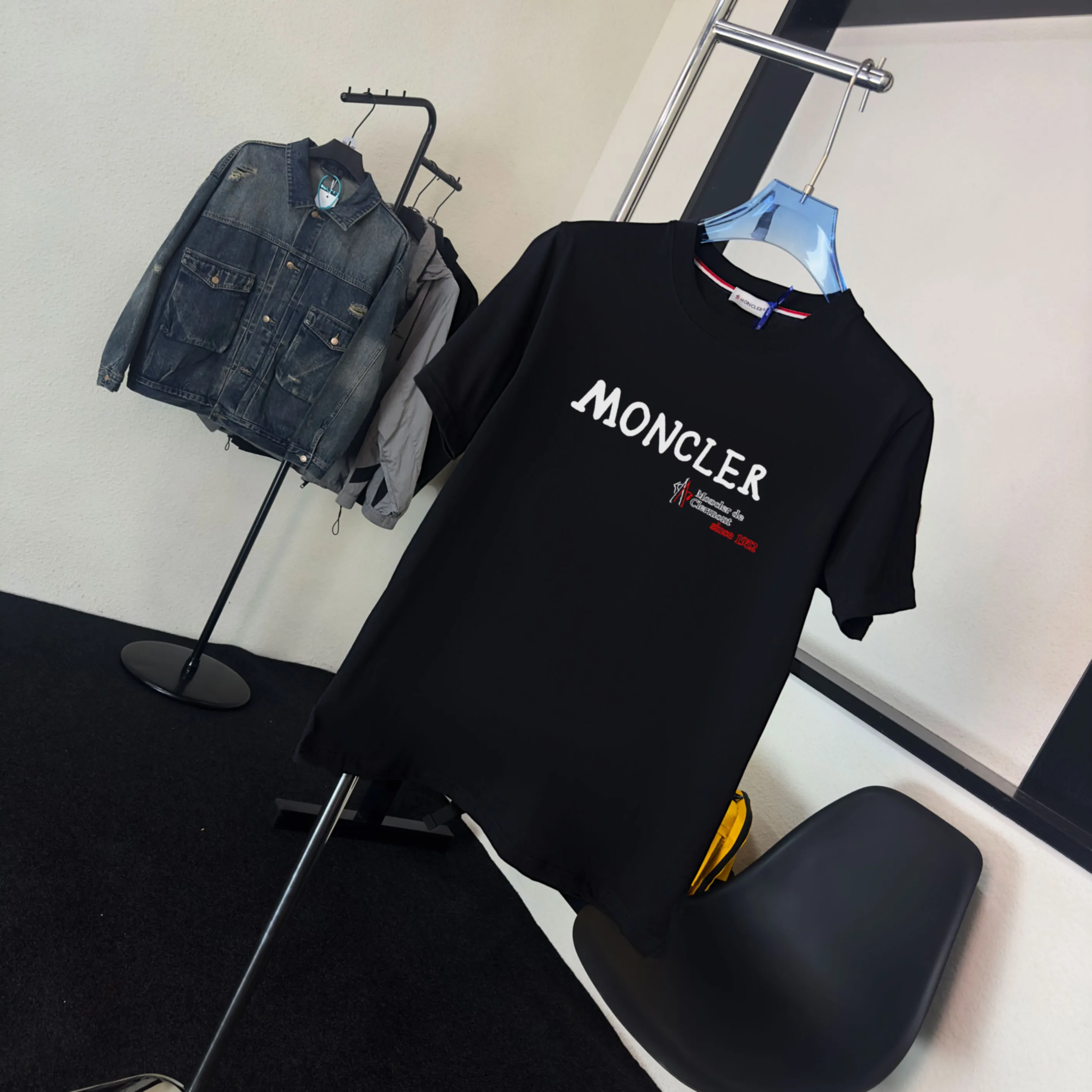 P140 Upgraded version "Mobile phone smart sensor ~ NFC chip armband ~ Direct access to the official website for anti-counterfeiting" "Moncler ~ Mouth Mouth" 2025 new high-quality round neck short-sleeved T-shirt. The cuffs have imported embroidered labels. Customized dyeing, very comfortable to touch. Super versatile and good-looking short-sleeved. Complete with three labels. Non-market ordinary version. Feel free to compare. Quality is absolutely guaranteed! ‼ First of all, this original fabric is all custom-woven with 32-count double yarn fabric, 250G, and the weight is the same‼ Fine workmanship, double waistcoat method, double waistcoat method, double waistcoat method makes the whole dress more three-dimensional, which is not a craft that ordinary T-shirts can achieve🤪 Size: S-M-L-XL-2XL Color: black, white, apricot, same style for men and women