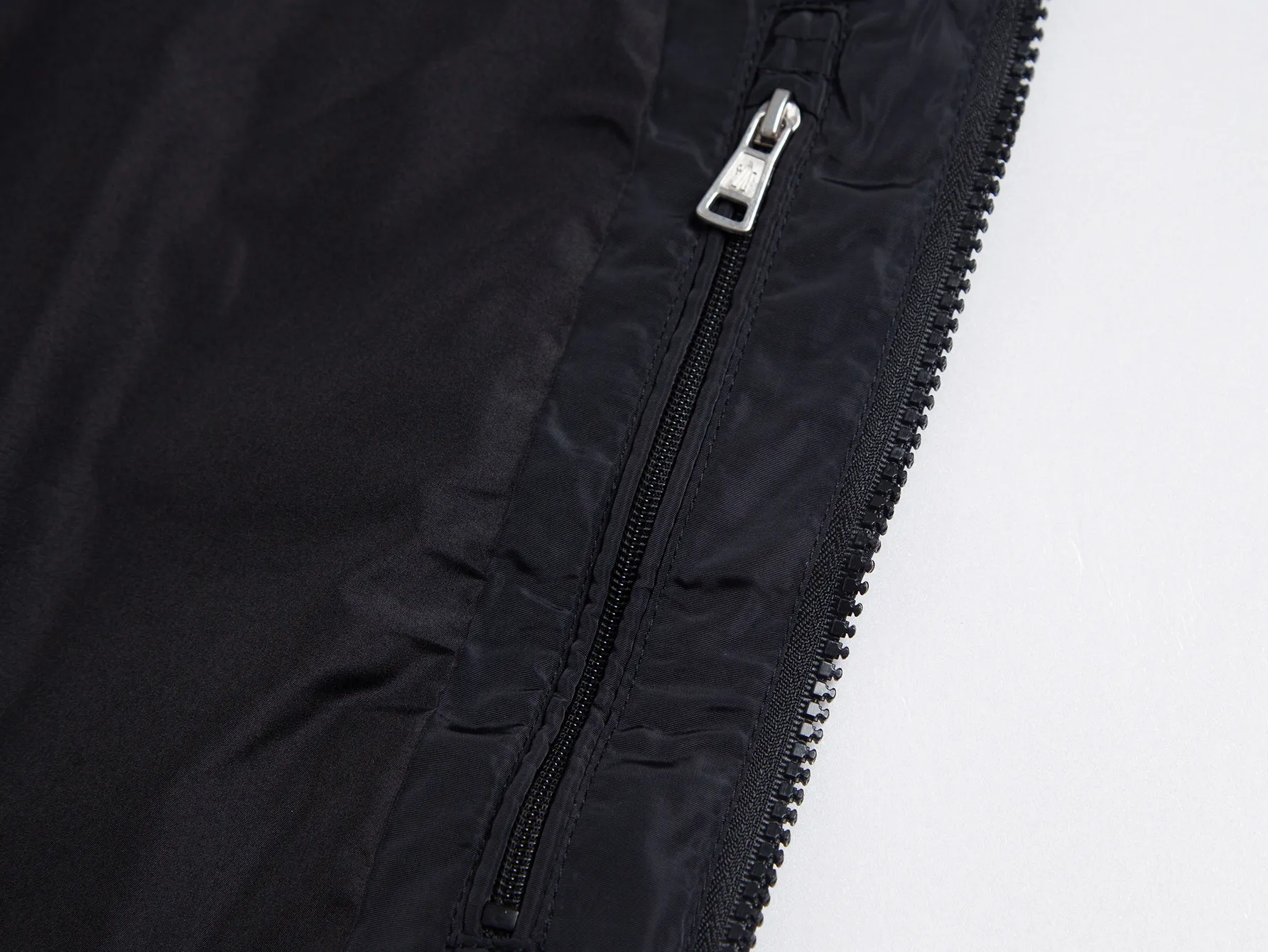 P520 ZP version) -Moncler's official website classic model is new. The letter jacquard windbreaker jacket is the same for men and women. -YB molded fabric details are the same. A full set of accessories are customized. Different from the market currency. Welcome to compare. -Color: black, white, royal blue, military green. -Code number 1 2 3 4 5